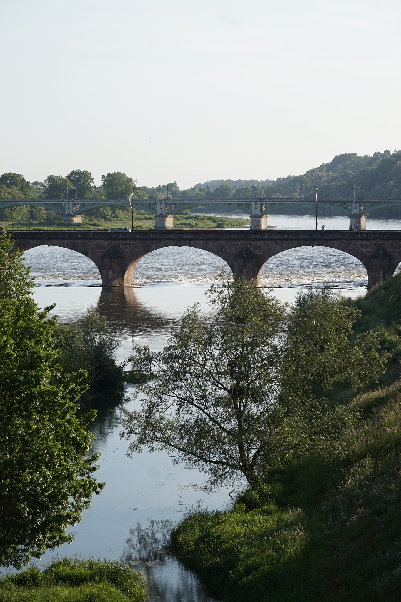 清湖桥上向北望一字铁龙入光明。请续写二句