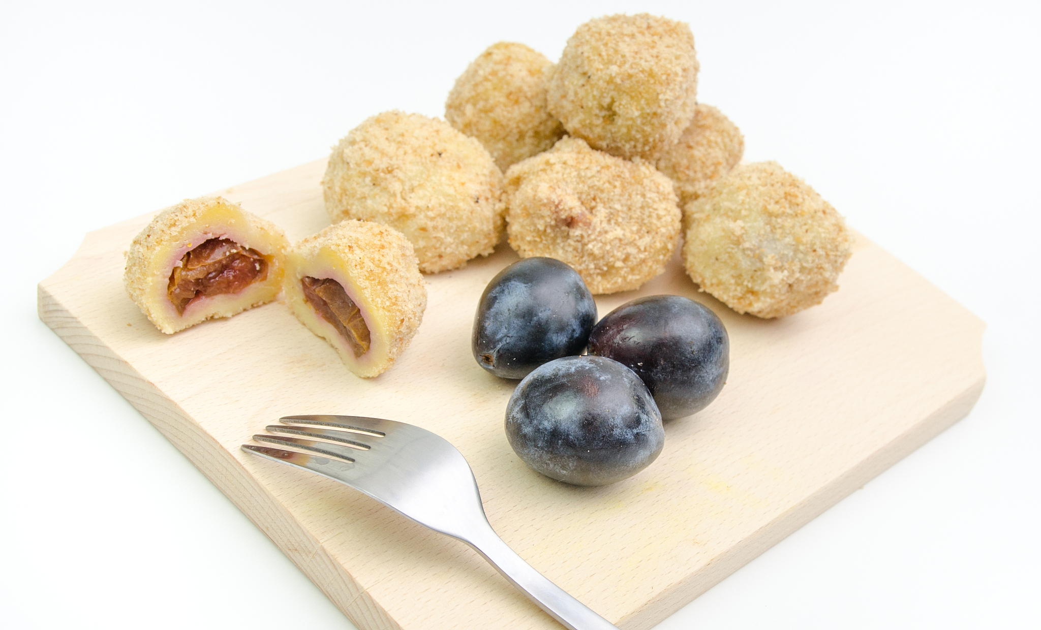 妈妈买来李子放在盘子里打算吃完饭分给孩子们吃。瓦尼亚从来没有尝过李子他不停地围着李子打转转一会儿去闻闻一会儿伸出手去摸摸他很想马上就拿一个来吃。瓦尼亚黑溜溜的眼睛往四面转了一下看看别人没注意他就踮起脚尖抓起一只李子塞进嘴里。吃完晚饭妈妈去拿李子盘数了一下李子少了一只就问孩子们你们吃过李子吗大家说没有。瓦尼亚脸红得像虾一样也说没有我没有吃。妈妈看了看瓦尼亚说谁吃了一只李子	这倒不要紧。可	是李子里面