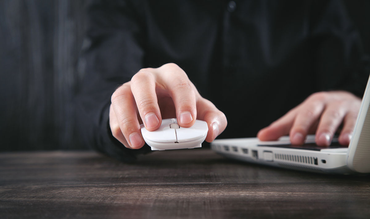 鼠标未用的时候一闪一闪的现象是不正常的吗？