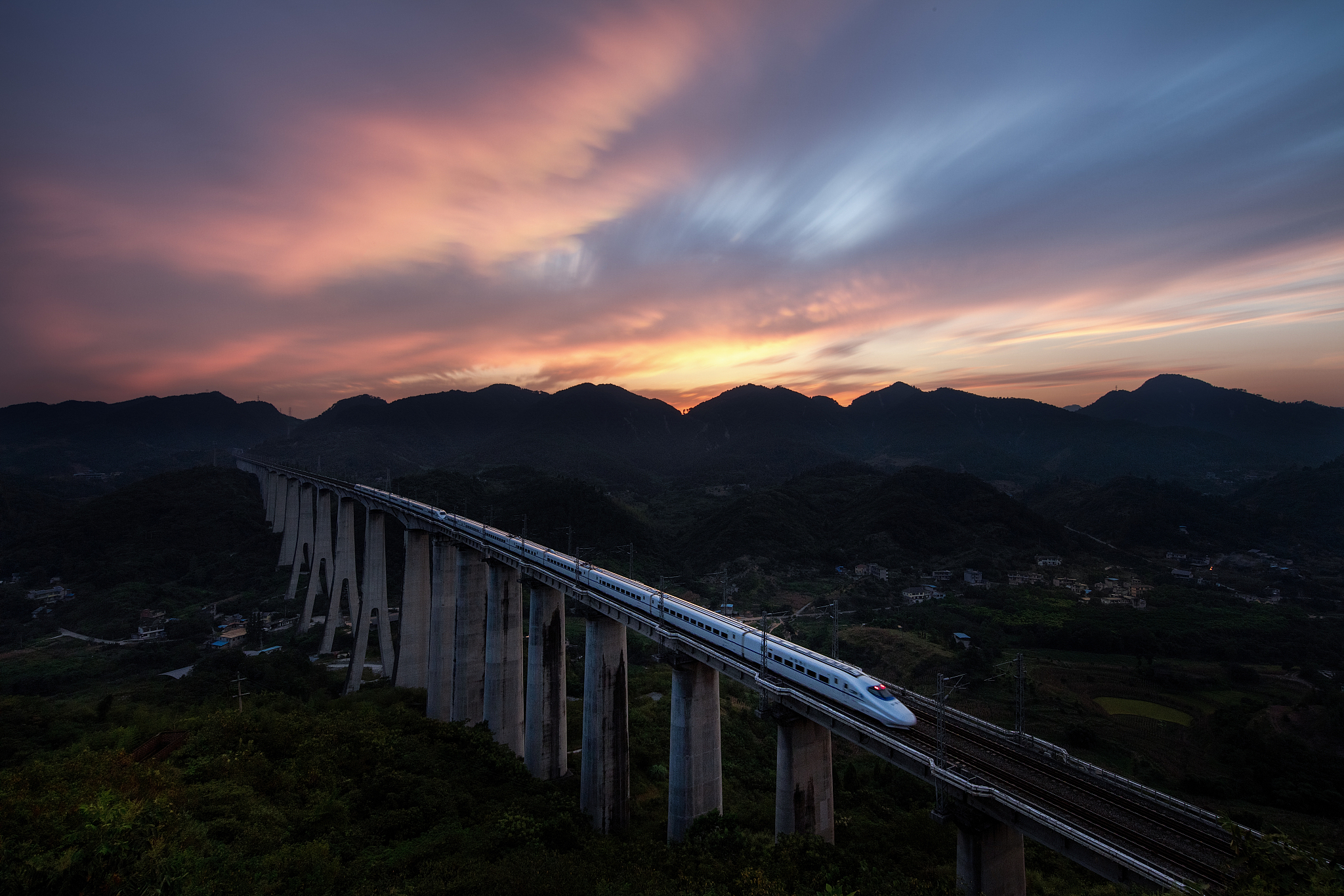 重庆2022年铁路学校适合女生吗？女生在铁路行业的发展前景分析