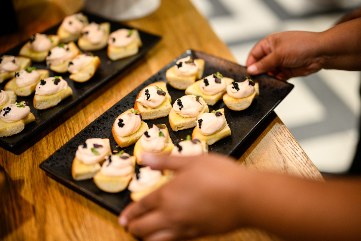 一、企业概述DIY甜品屋是一家提供DIY甜品体验的商业企业我们的目标是让客户在一个轻松、愉快的环境中自己制作甜品同时提供高品质的材料和专业的指导。我们的商业模式是收费提供材料和场地客户可以选择不同的甜品种类进行制作并在我们的工作人员的帮助下完成甜品制作。二、市场分析近年来DIY甜品店越来越受到消费者的欢迎特别是年轻人和家庭客户。在中国年轻人的消费能力不断提高对于高品质、有趣的消费体验有着更强的需求