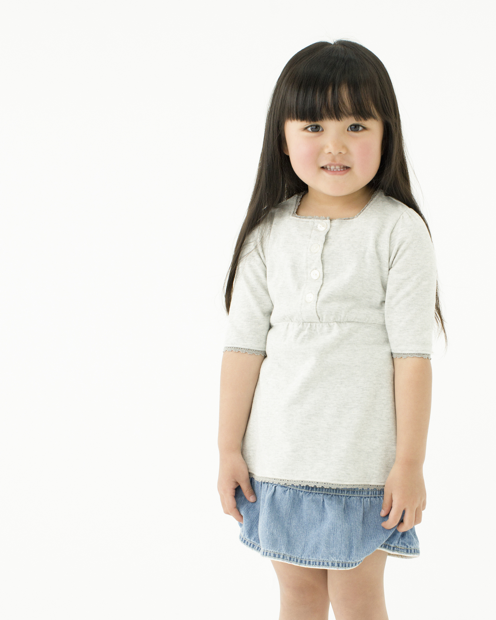 帮我撰写一篇童装新品美文以描述服装细节特点为主题服装类型：潮流感黑白吊带连体衣舒适好穿、简约款牛油果色polo衫上衣、简约撞色系假两件套T恤