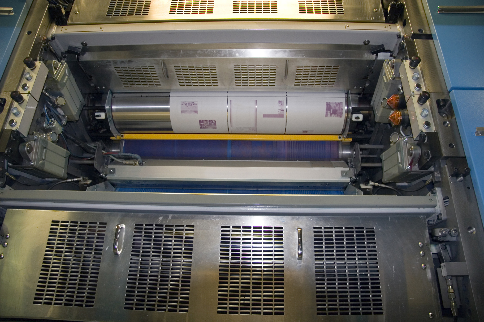 印刷uv机里边13万瓦的灯每小时用多少电帮我用200字详细描述