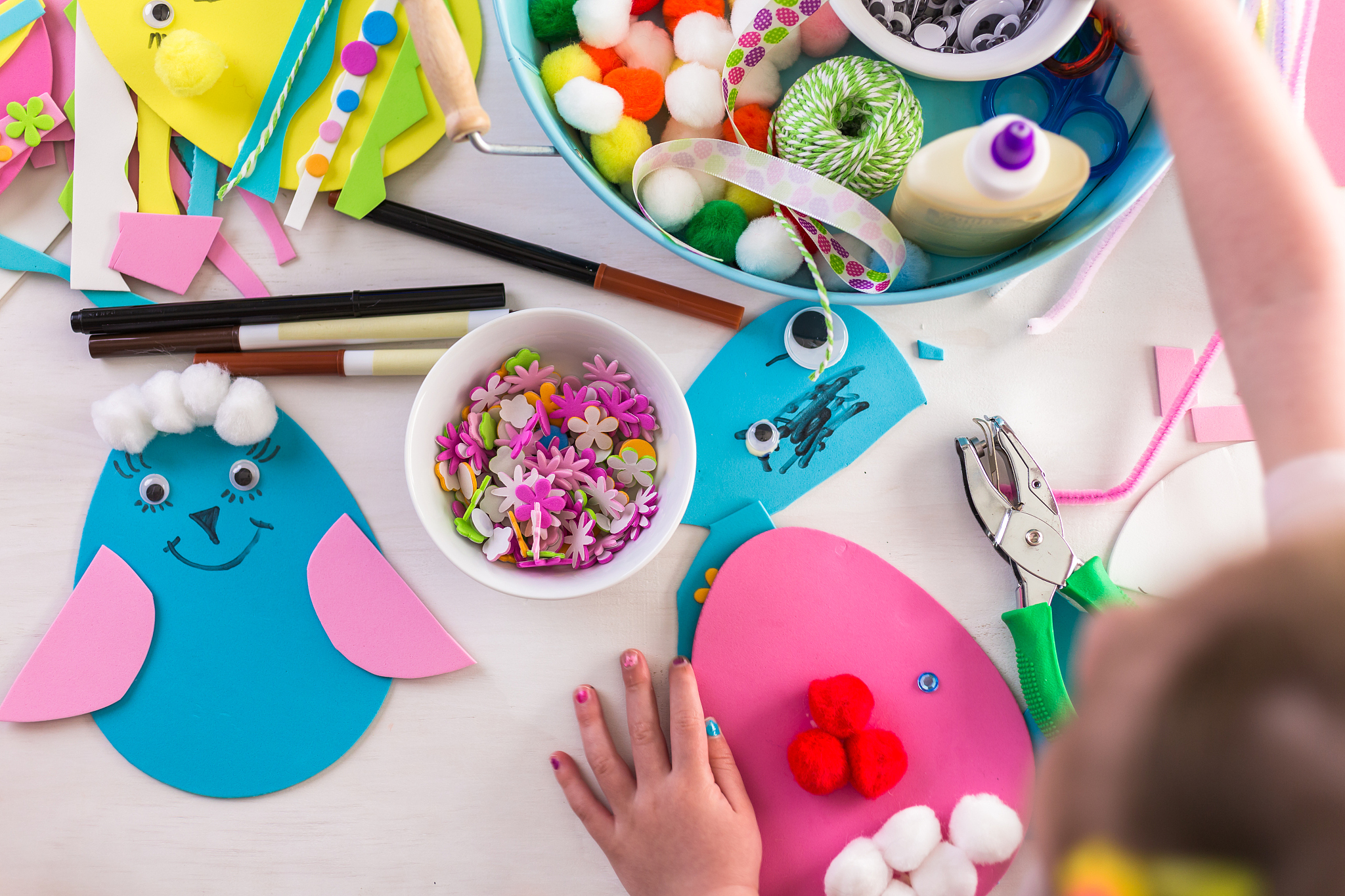 设计一下有示范视频、作品操作步骤说明书每学期16个作品材料包共分为8个学期适合3-6岁的幼儿的幼儿美劳包的淘宝的商品详情页的文案