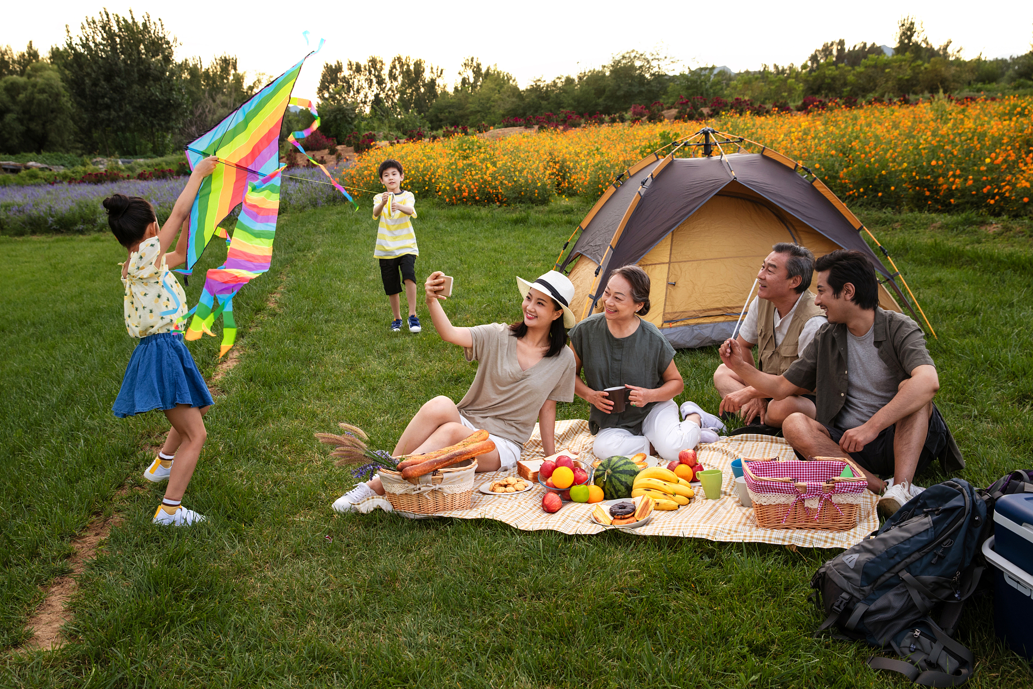 生成一篇关于春游的作文