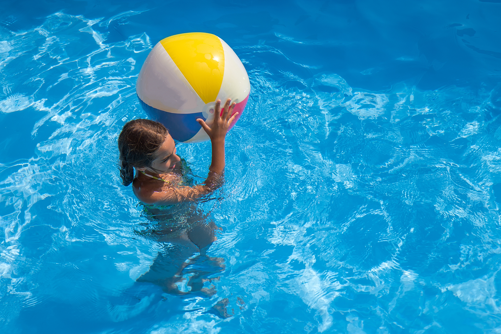 girl playing in the swimming pool