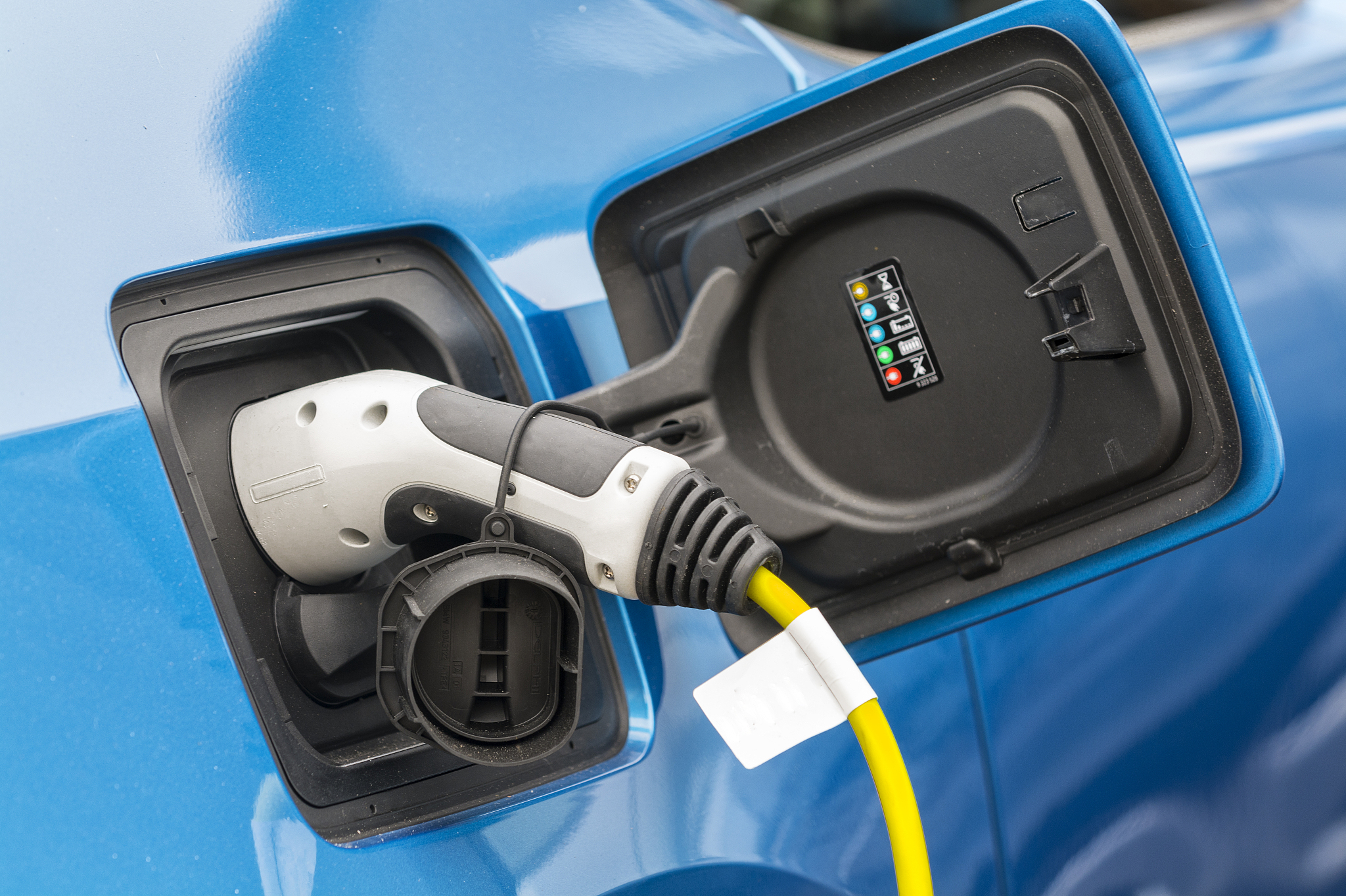 家用吹风机利用逆变器可以在汽车上吹风吗帮我用180字详细描述