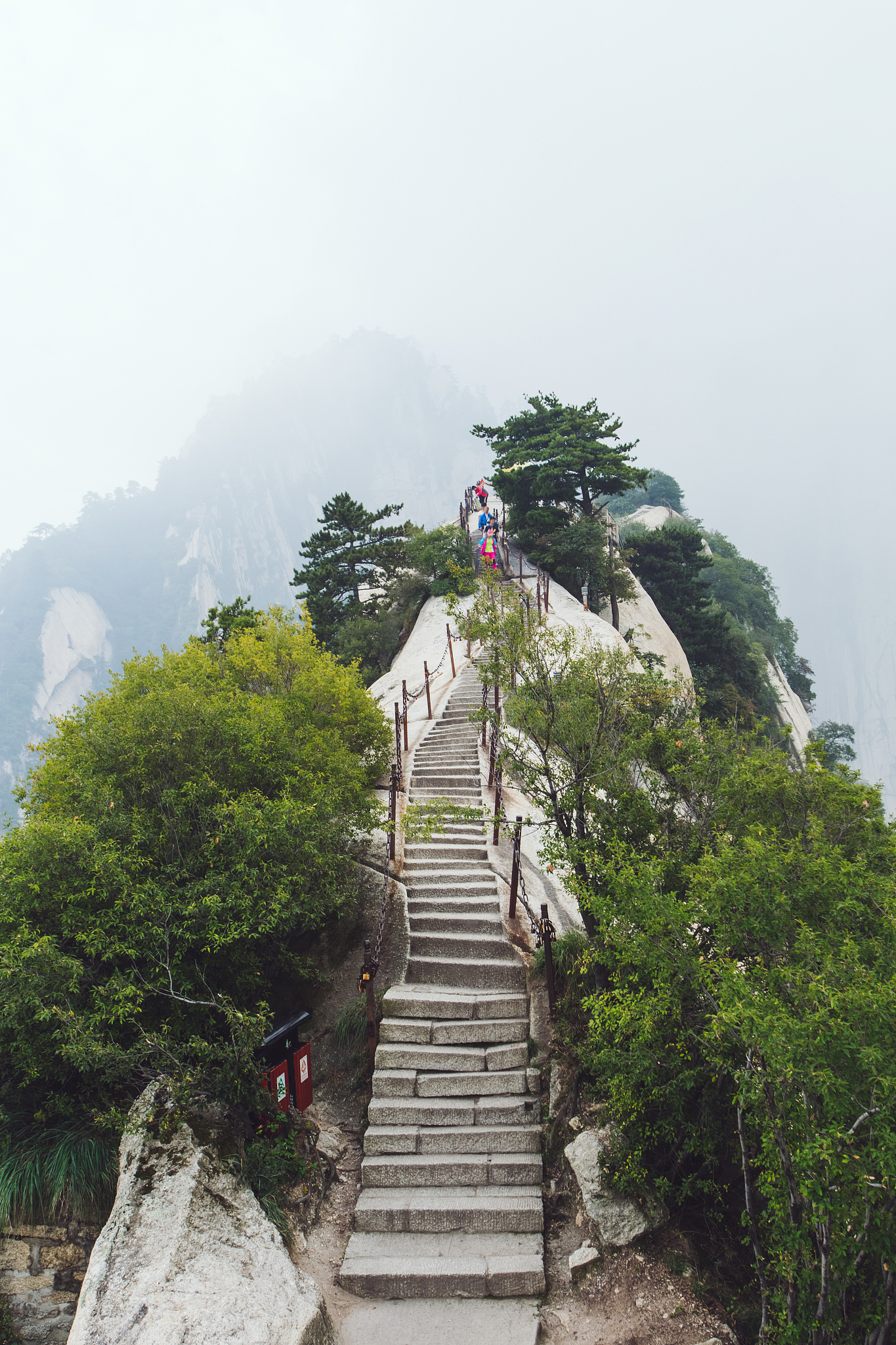 帮我编辑一份攀登武当山顶表达敬天爱人的文案