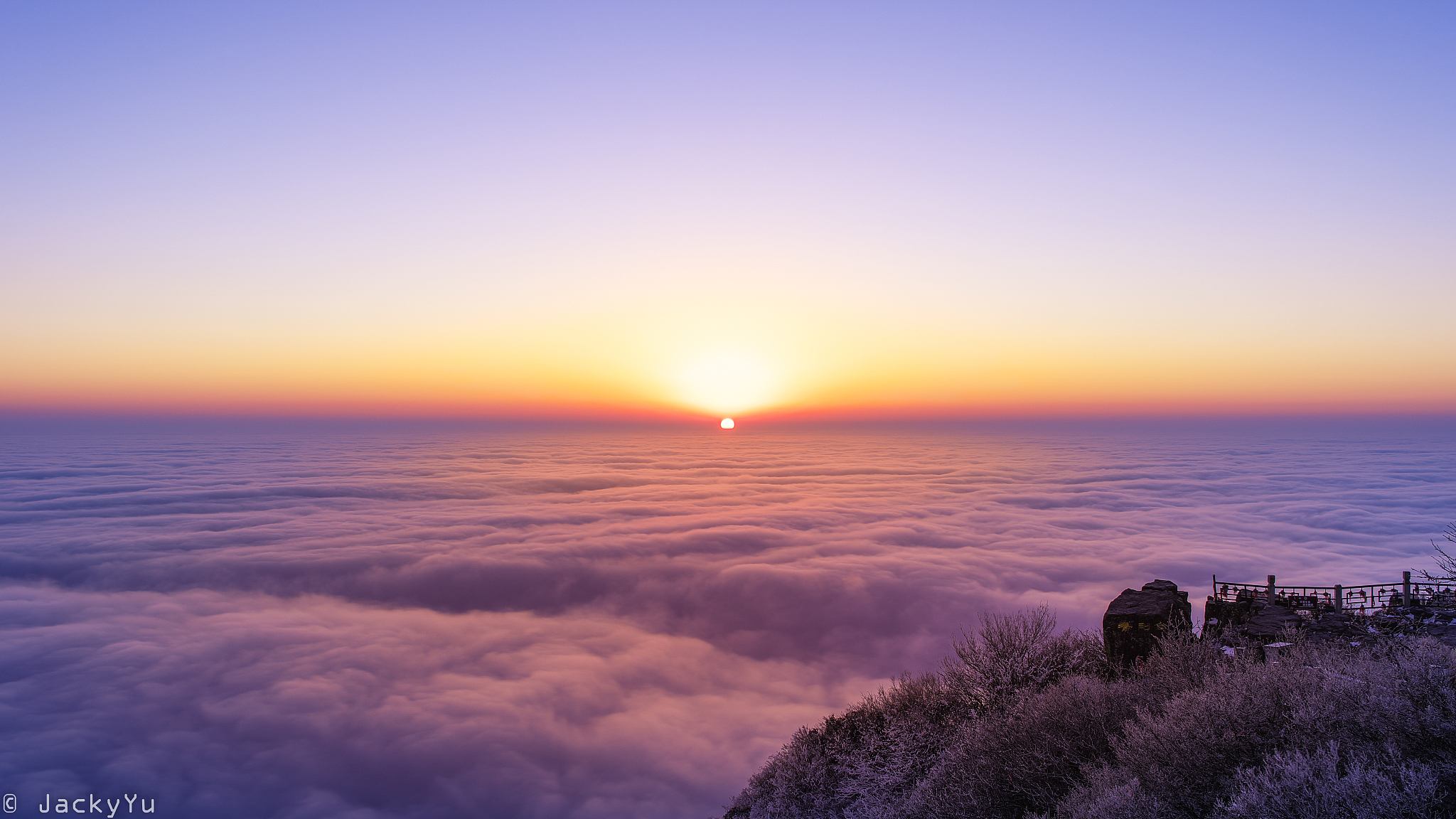 推荐几条峨眉山徒步爬山的路线并且要在金顶看日出