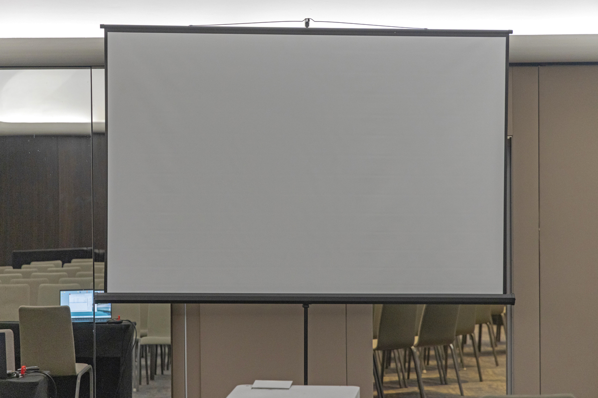 灰晶幕布vs白栅幕布：哪个适合你？