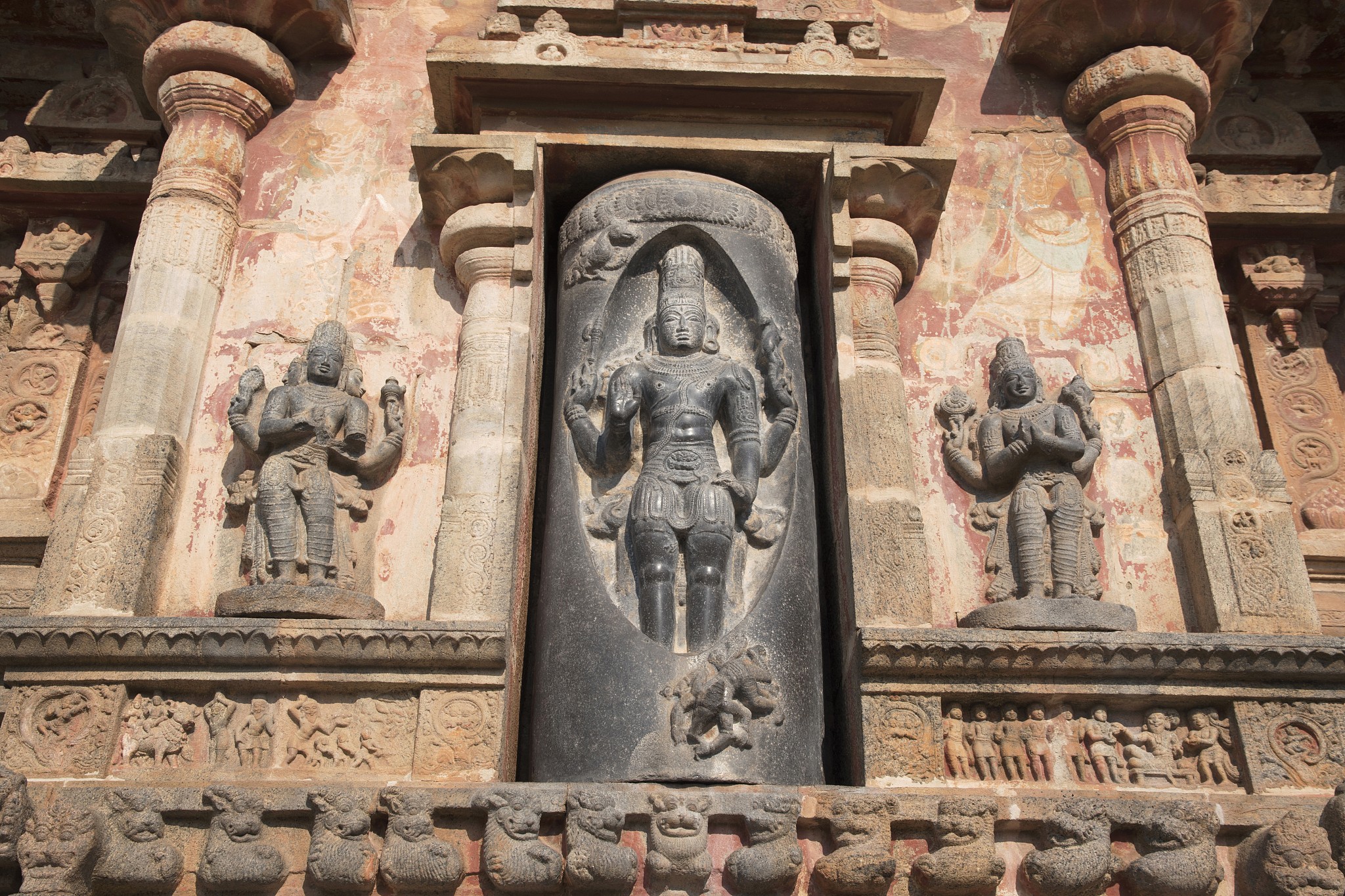 lingodbhava, niches on the west wall, airavatesvara temple, dara