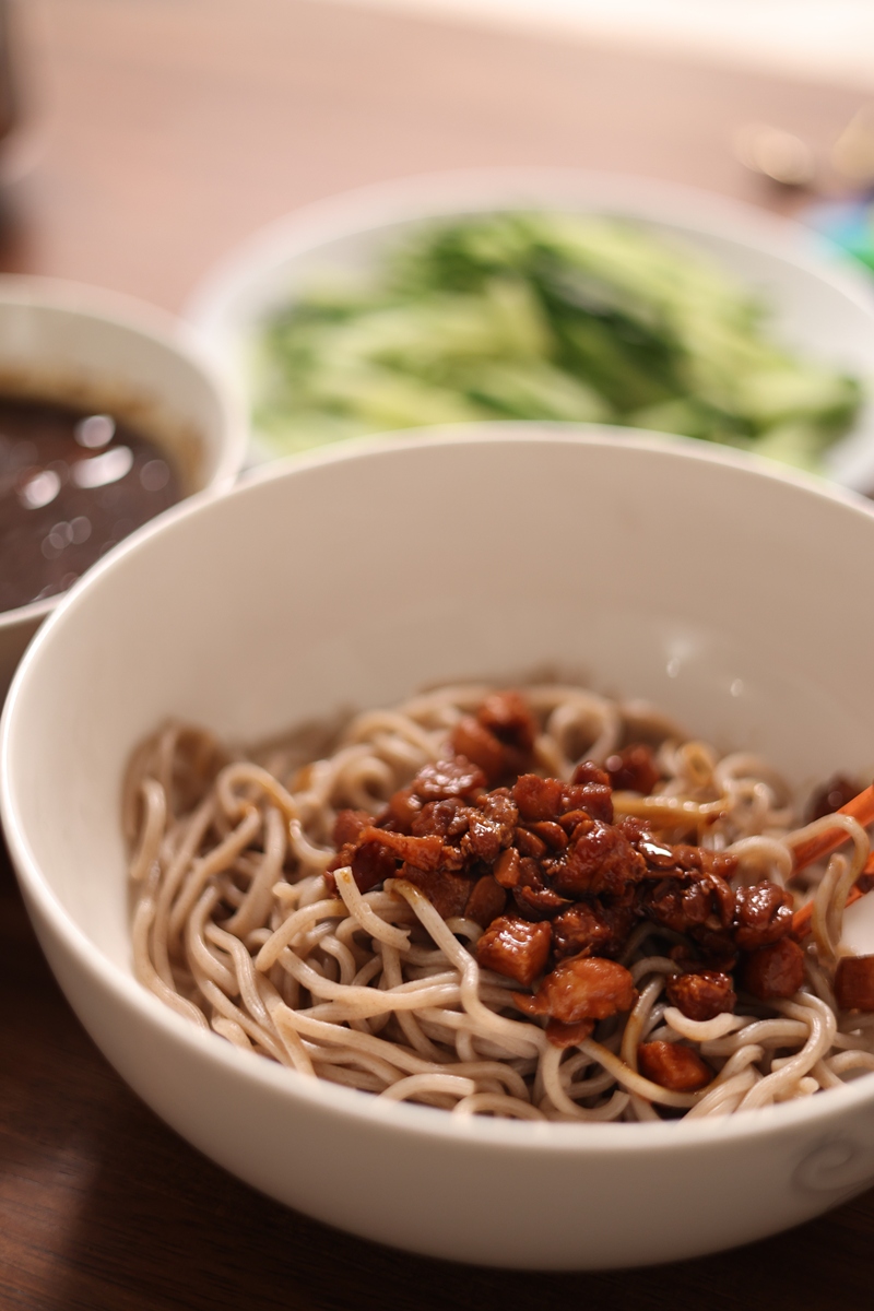 炸酱面酱汁制作秘诀：简单步骤做出香浓美味