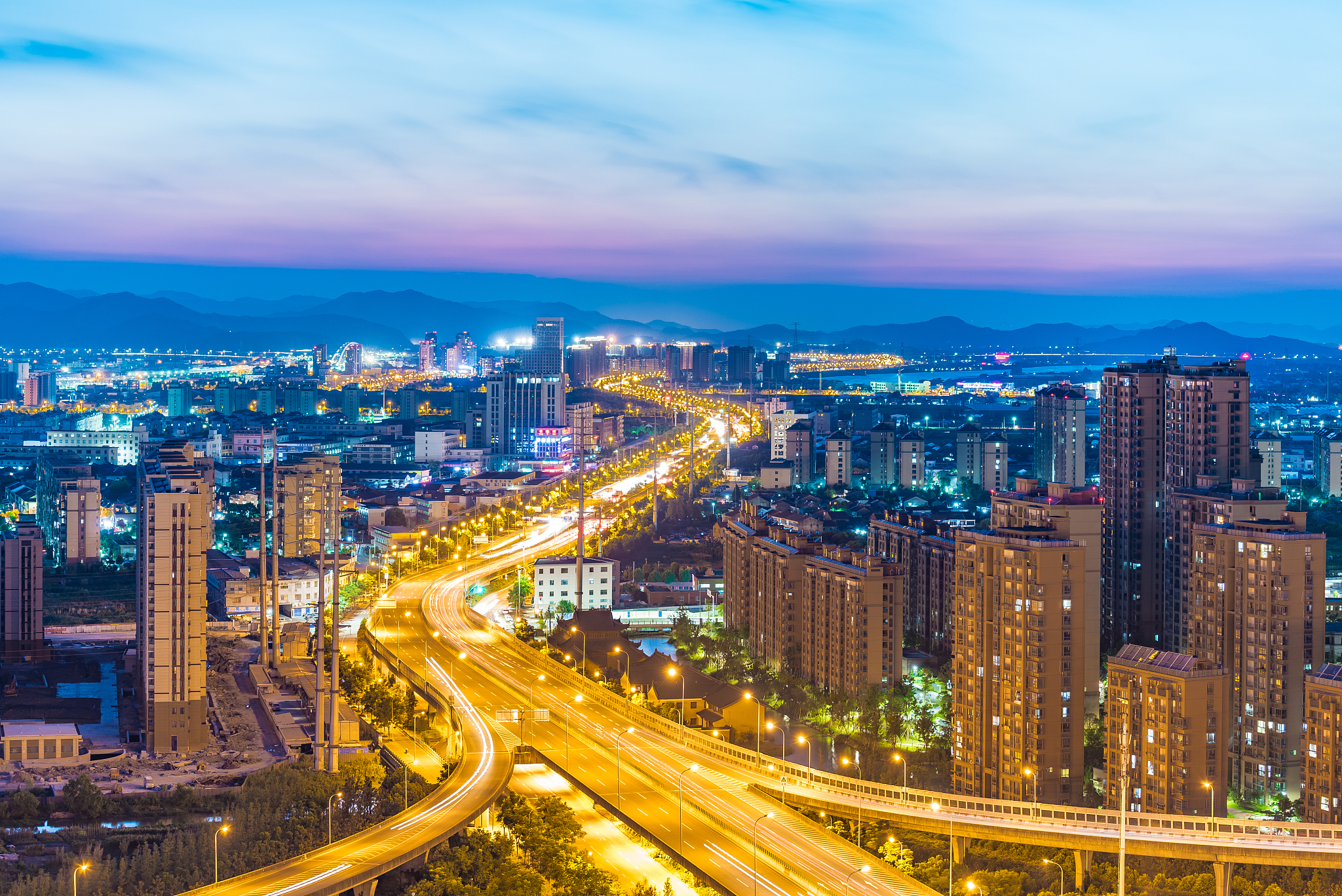 请参考以下内容重新生成一篇不少于800汉字的原创文章。主题是：《贵港在哪个省份哪个市广西地级市贵港市为何有5个区县》语言要幽默口语化不要和网上的文章有重复。有荷城之称的贵港市位于广西东南部、西江流域中游、浔郁平原中部与梧州市、玉林市、钦州市、南宁市、来宾市接壤。贵港是大西南出海通道的重要门户是中缅油气管道天然气管道的终点。