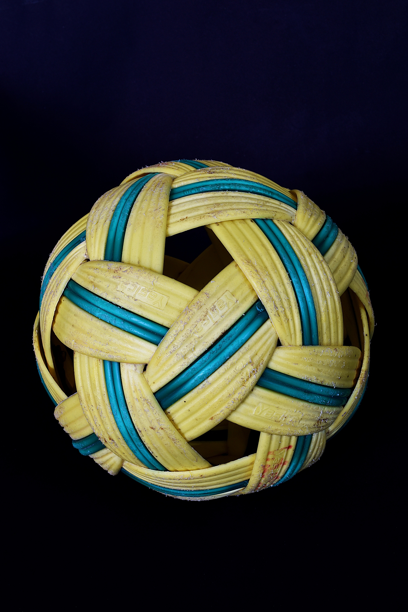 jelaskan Variasi dan kombinasi gerak spesifik menendang bola menggunakan kaki bagian luar