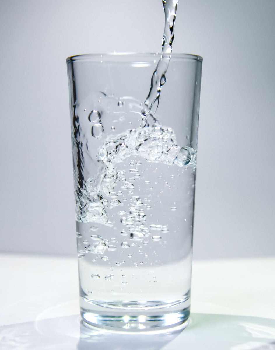 每天喝多少水才健康？成人水量指南
