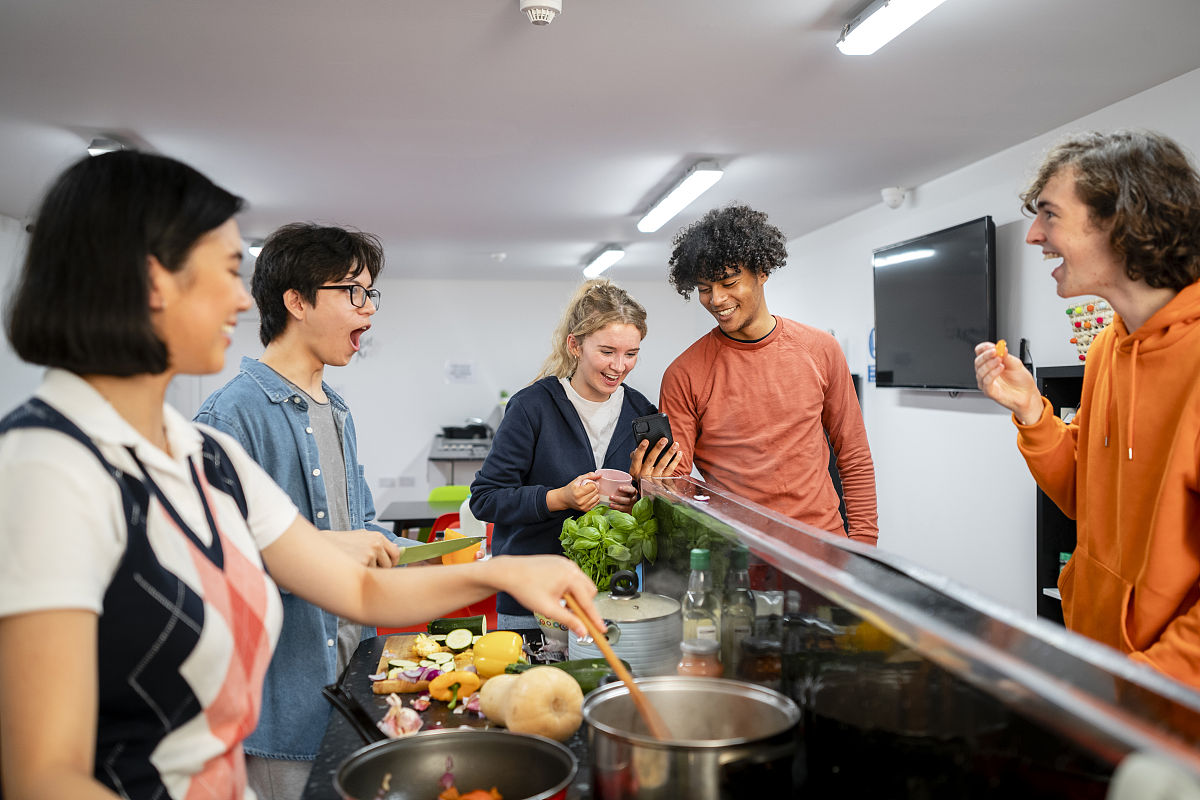 重新写出并保证字数差不多：Craig also believed it was important to study at college but he spent a lot of time personally with the kitchen staff to ensure that they understood his personal methods and that meals ha