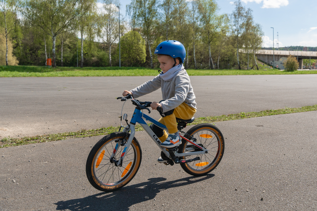学骑车：小明学习骑自行车的经验