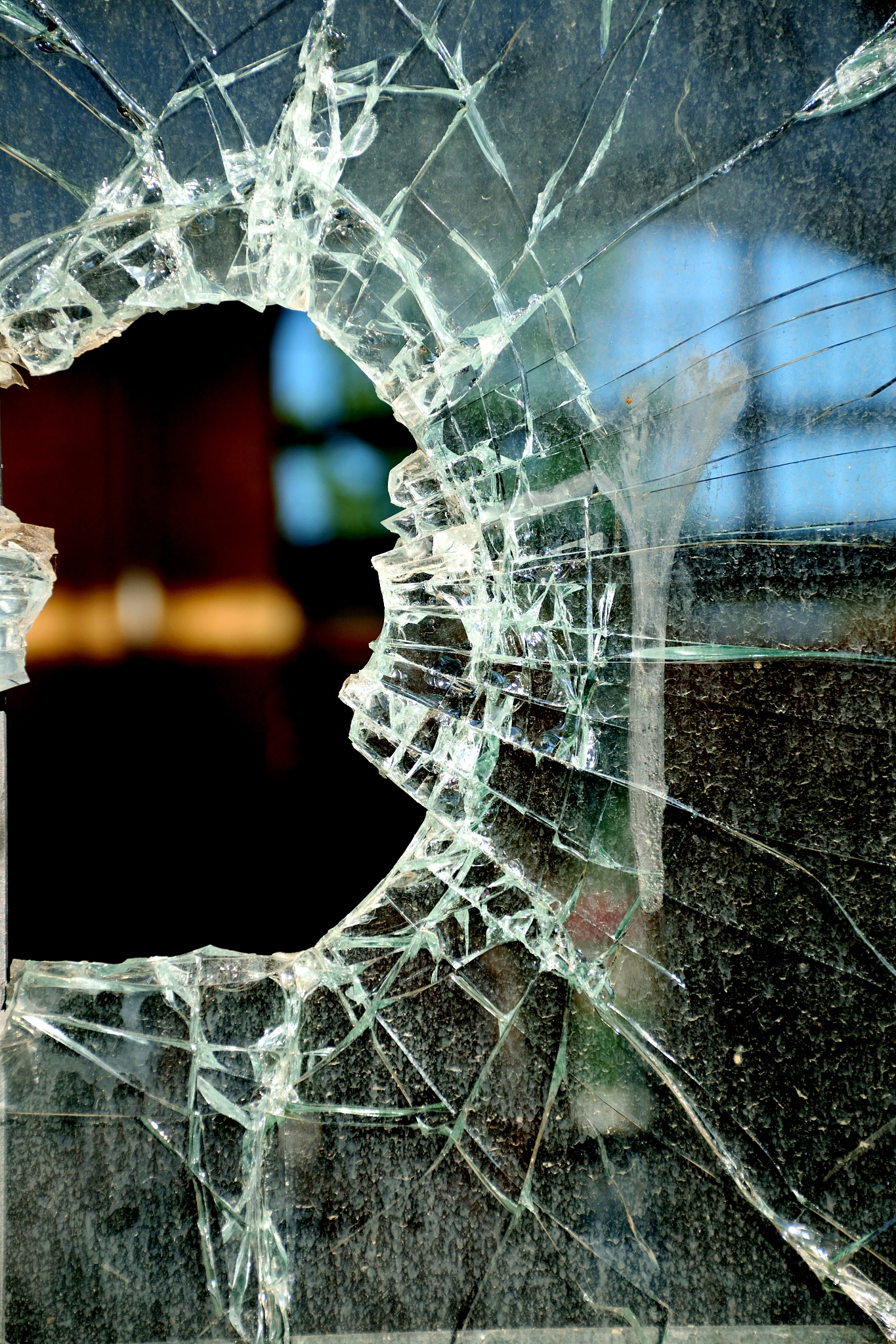 玻璃突然爆裂预示什么，