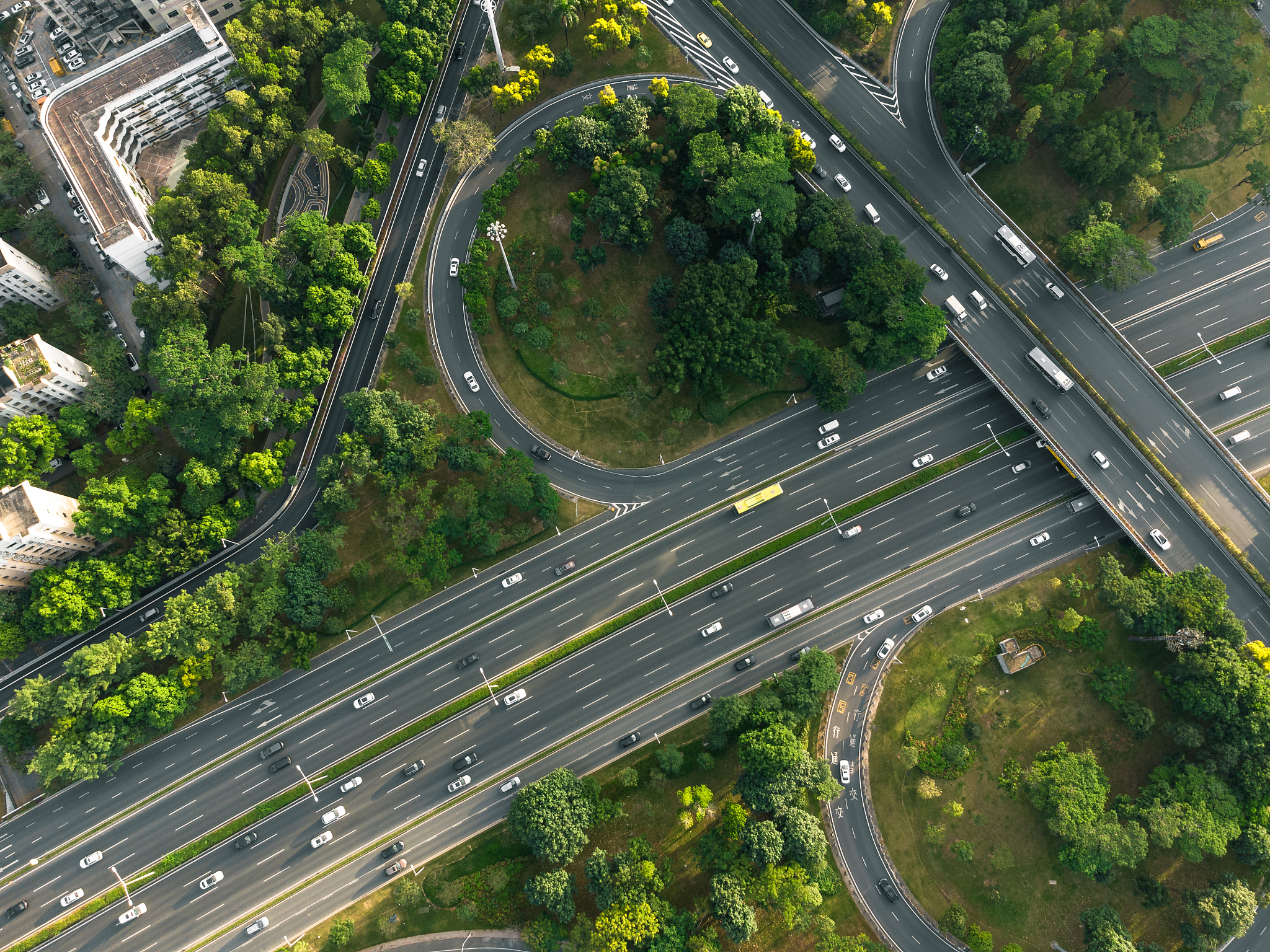 从下向上拍摄的镜头是什么？俯拍镜头解析