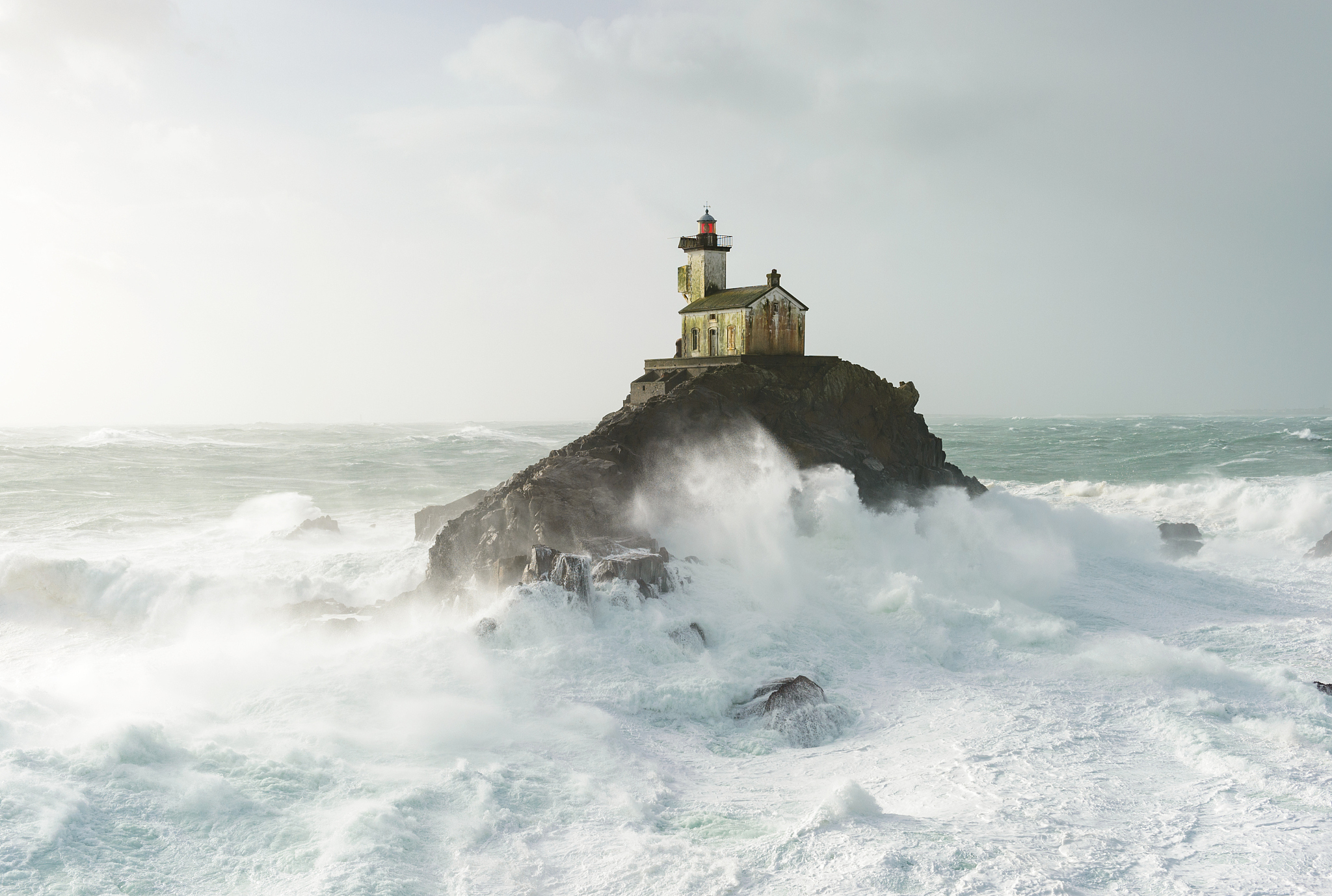 vue aérienne du phare de tevennec dans la tempête et la forte 