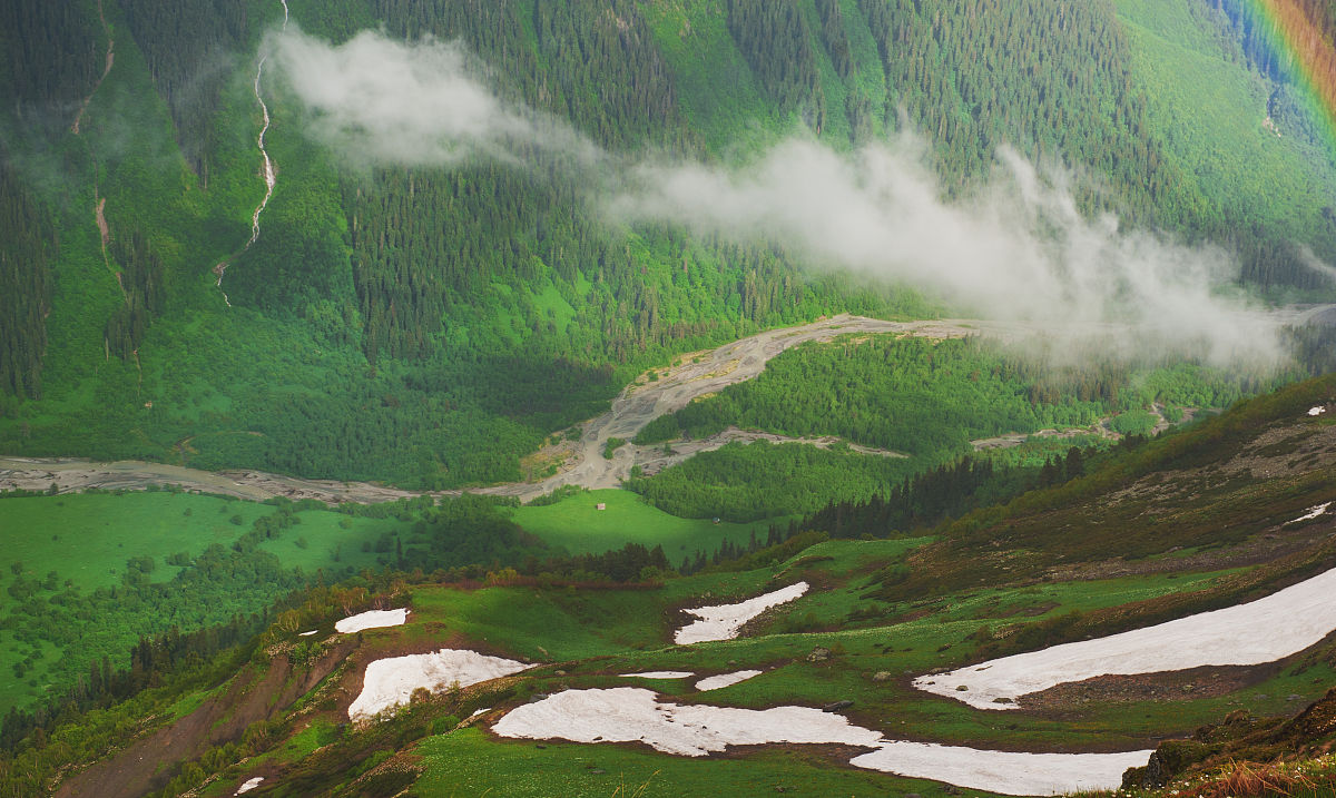 壮丽峡谷风光：青山绵延、白云飘荡、稻田如画