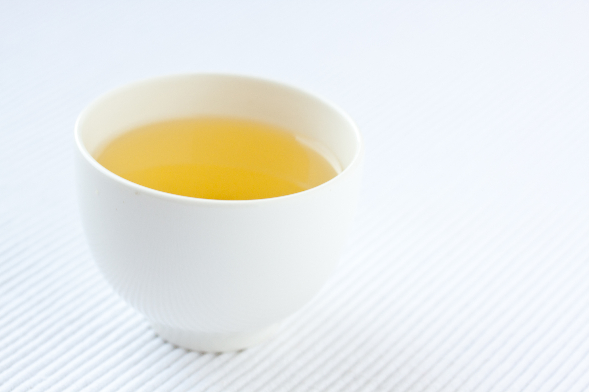绿茶的好处与禁忌：哪些人适合喝？哪些人需要避免？