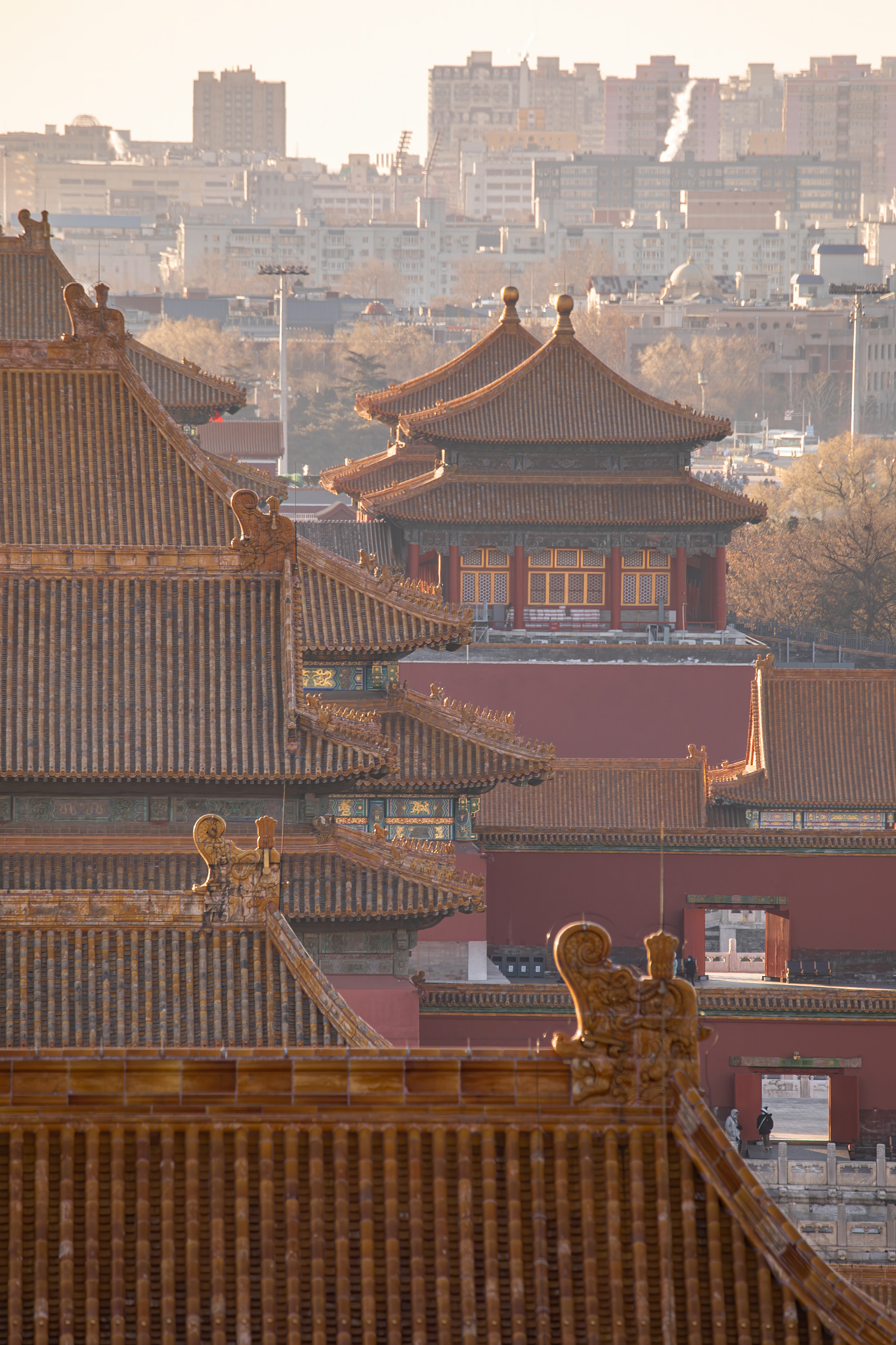 改写：由于综合国力、民族自豪感及生活幸福感的整体提升与增强国人的消费观也从单一的满足物质需求转向了追求精神文化需求。在这之中故宫博物院因其本身具有厚重的历史文化特性承载着关键的、重要的角色需要传递其历史与文化的内涵在新媒体营销方面具有独特性。