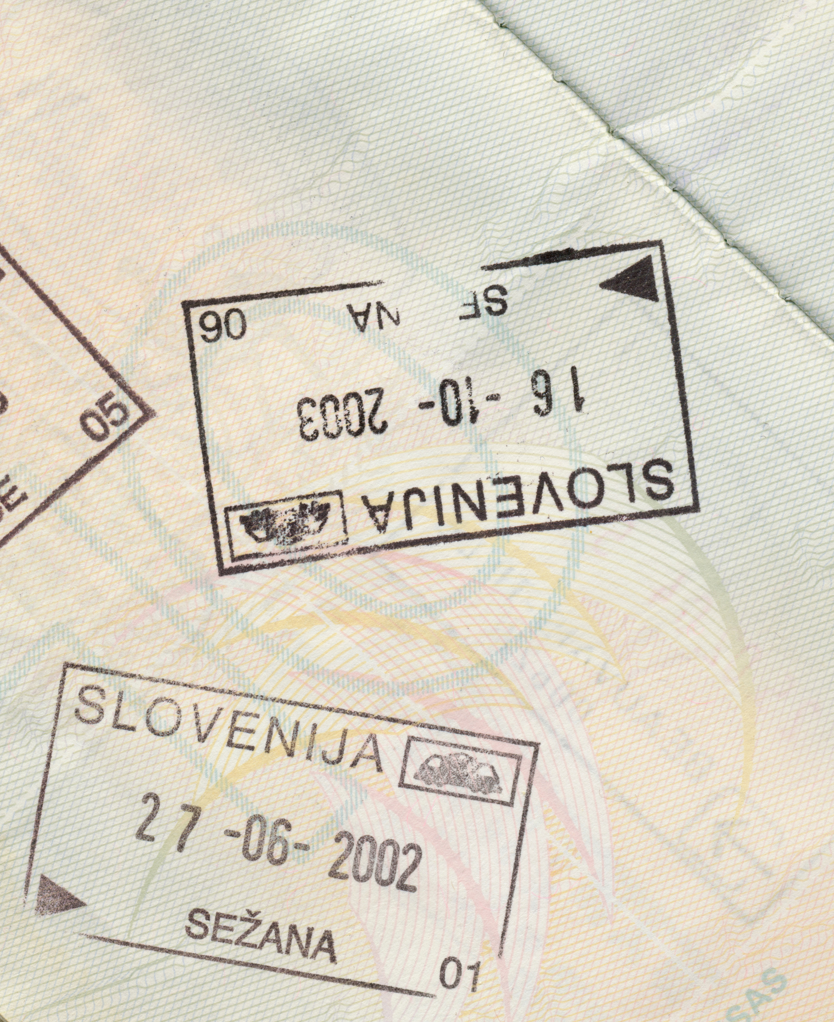 新西兰打工度假签证攻略1 确认资格：申请新西兰打工度假签证需要年龄在18-30岁之间持有符合要求的护照且没有犯罪记录。2 准备材料：申请材料包括签证申请表、护照、照片、资金证明、机票预订等。3 提交申请：可以在线提交申请或者前往新西兰驻华使领馆递交申请。申请费用为245新西兰元。4 等待审批：通常情况下新西兰打工度假签证审批时间为3-4周。如果需要面试可能需要更长时间。5 准备行程：获得签证后需要