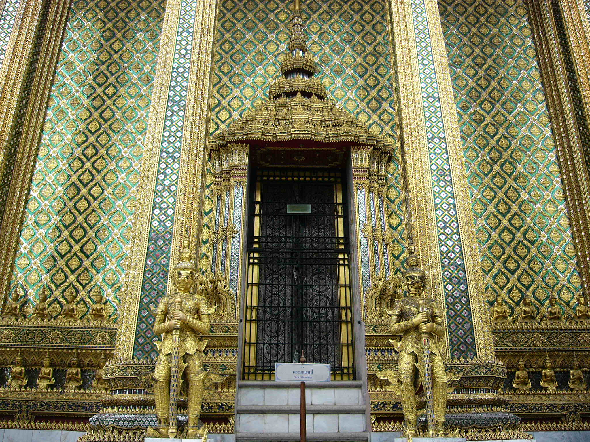 grand palace architecture in bangkok, thailand