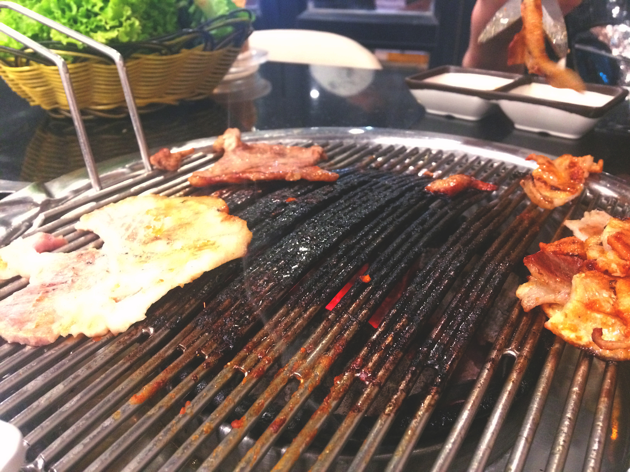 今天虽然下这雨但是雨档不住我们车友的热情再远的距离我们也要相聚一起诉说我们用车经验记录一次美好的韩式烤肉 500字