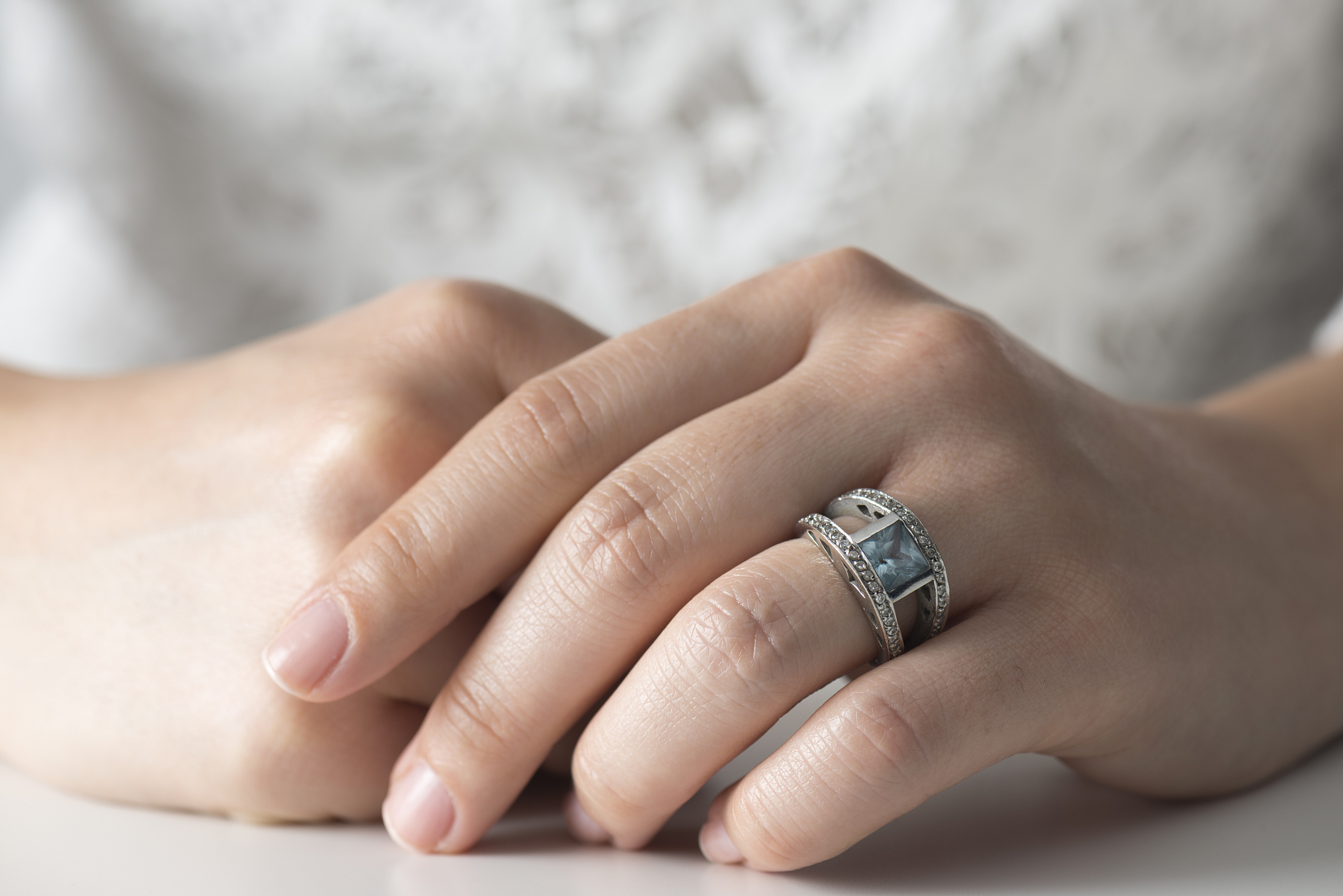 女生中指和食指带戒指一般什么意思