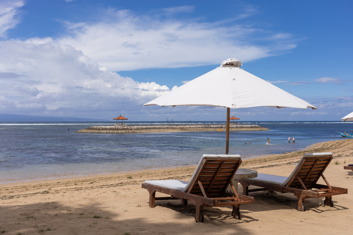 海边沙滩阳光美。一千字的描写