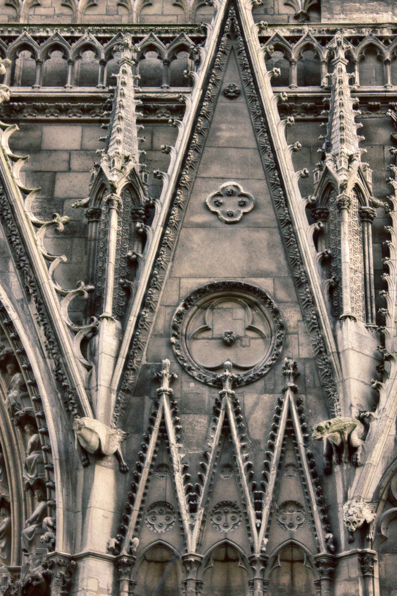 巴黎圣母院建造时间：从1163年到1345年