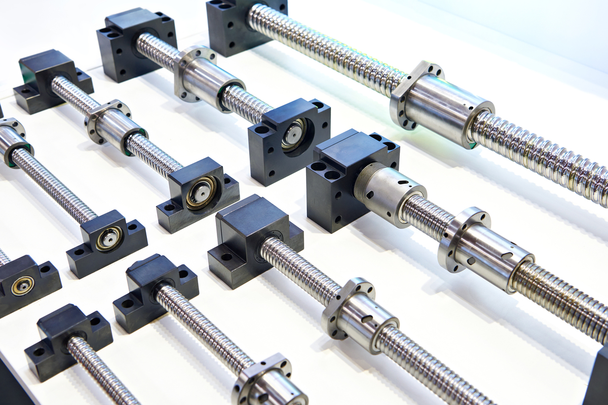 请帮我设计一个普通丝杠需要承担200T的轴向负载直径为50mm长度为700mm并给出具体的设计步骤和参数计算