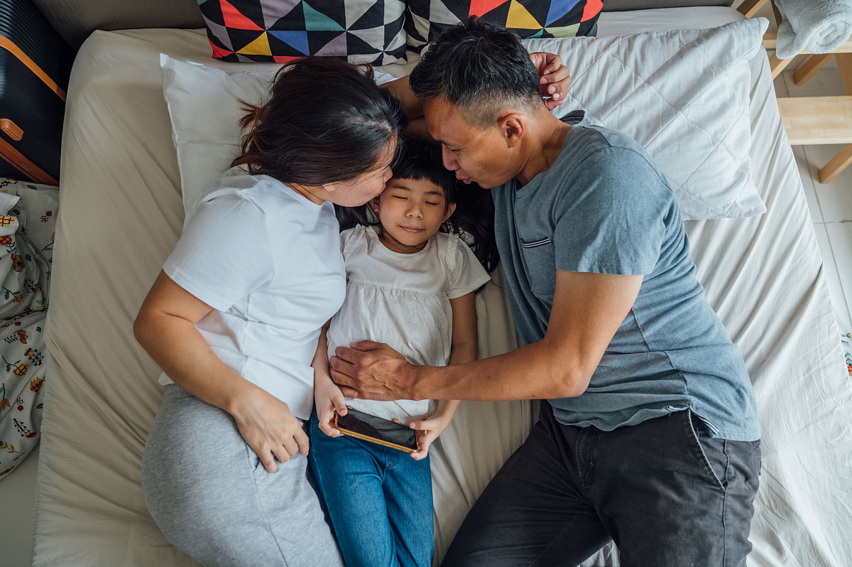 请描写一下爸爸哄婴儿的画面