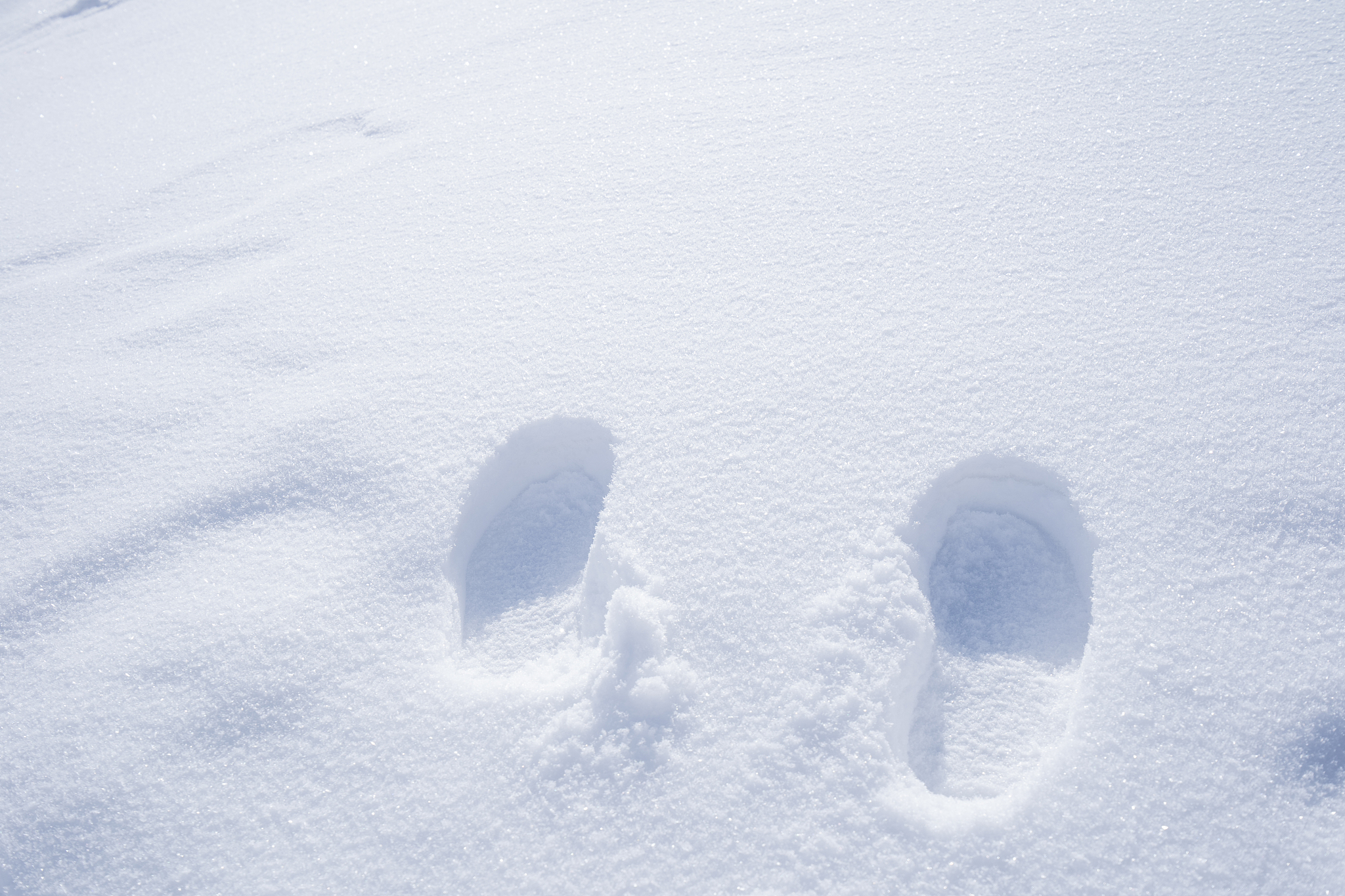 请描写一下踩在雪地的感觉
