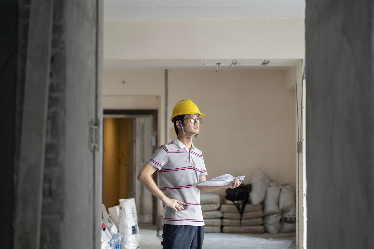 木工、电工、油漆工互助装修：工资分配问题及线性代数求解