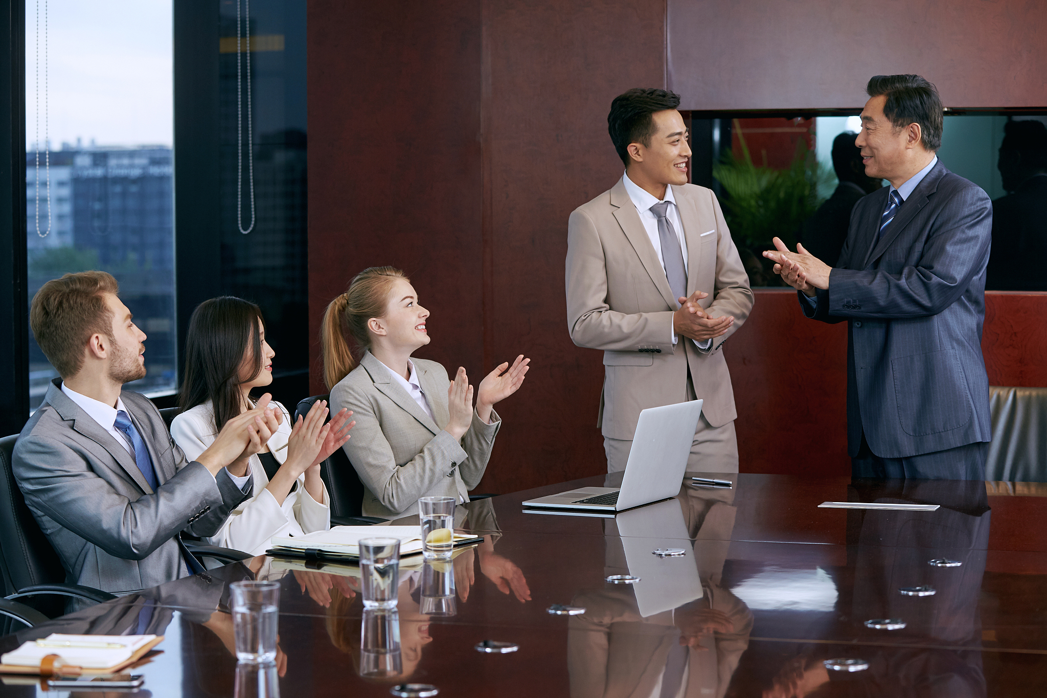 五位领导开会只有四杯水怎么办？- 紧急情况应对指南