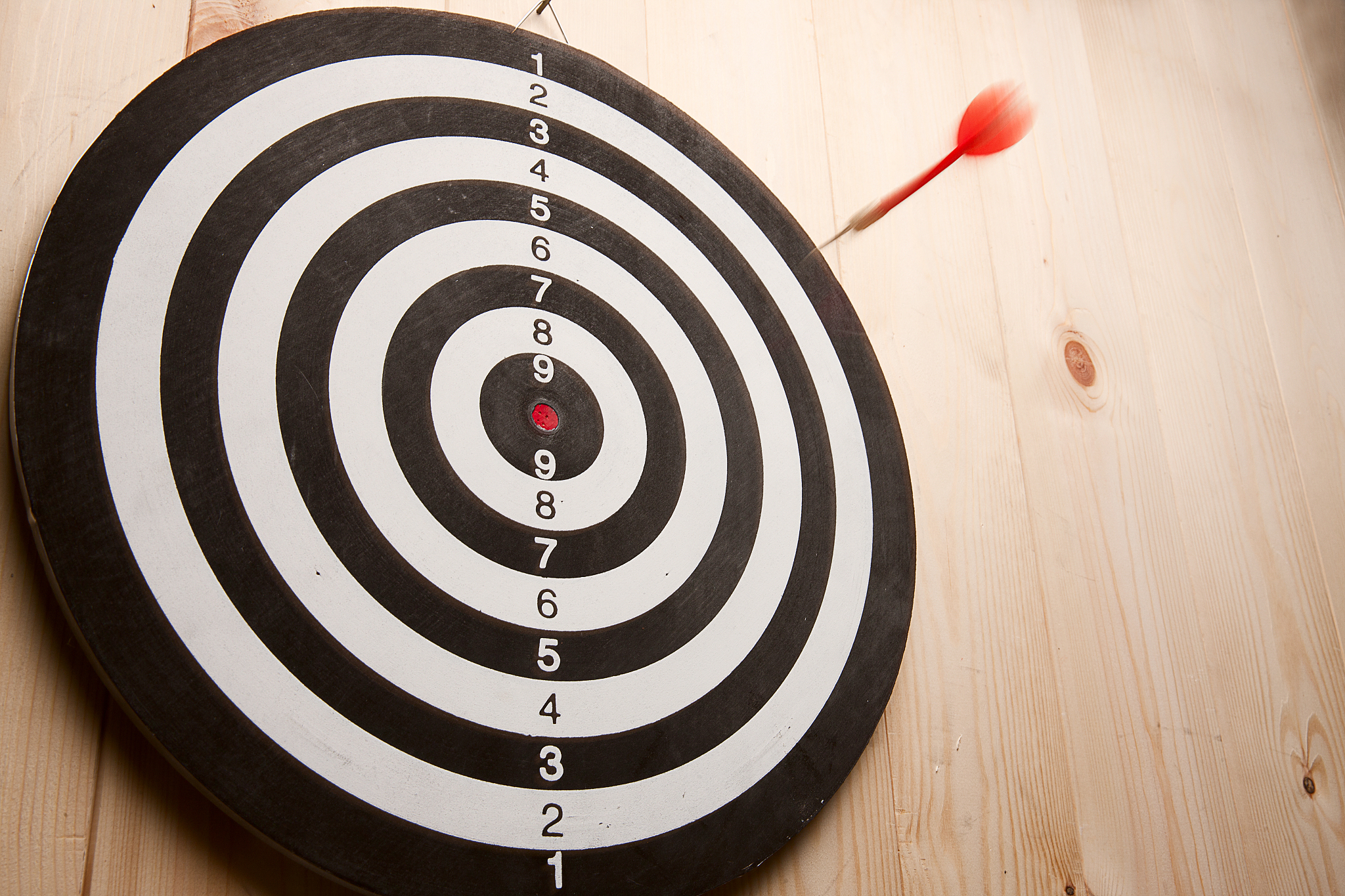 飞镖投掷技巧: 掌握精准投掷的6个步骤