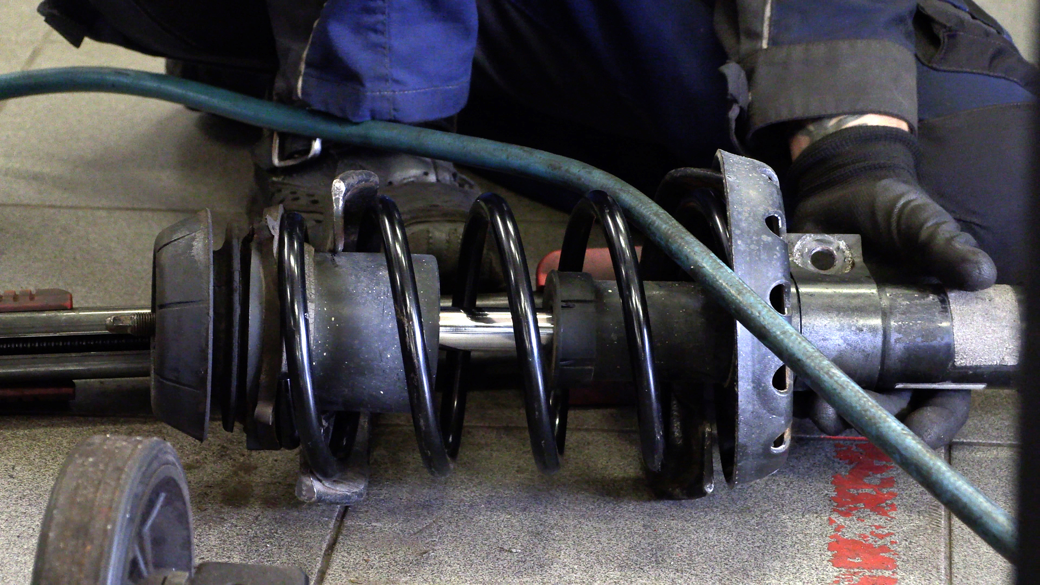 汽车减震器价格：换个一般多少钱？