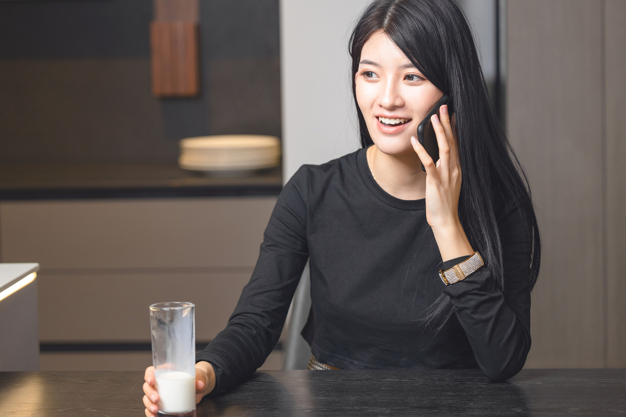 边打电话边喝牛奶的美女