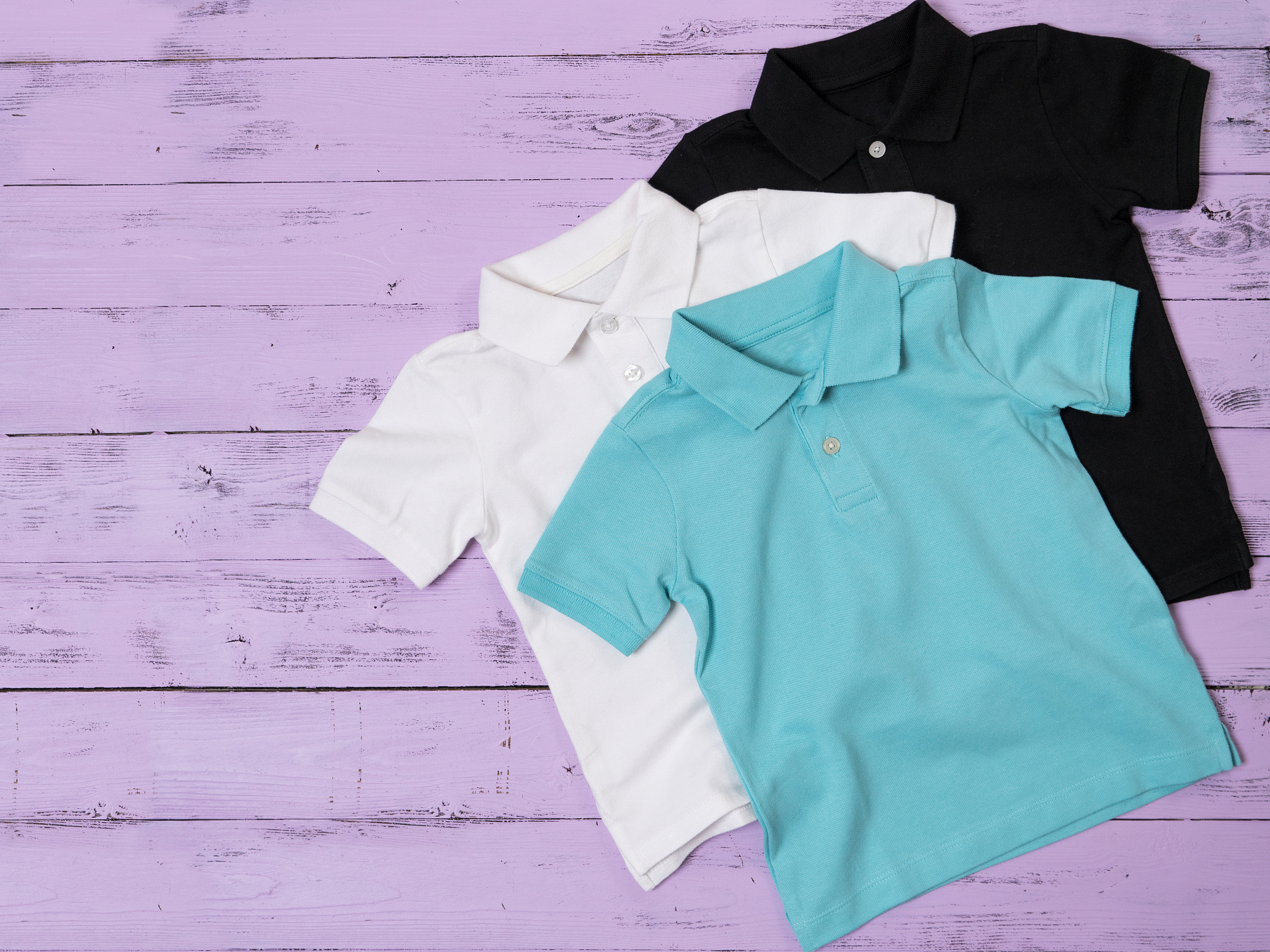 帮我撰写一篇穿童装内衣惬意居家的夏日美文以描述服装细节特点为主题服装类型：清新感青色碎花雪纺长裙、撞色呼吸棉睡裙、纯白拼接碎花的宽松长裙浪漫且文艺