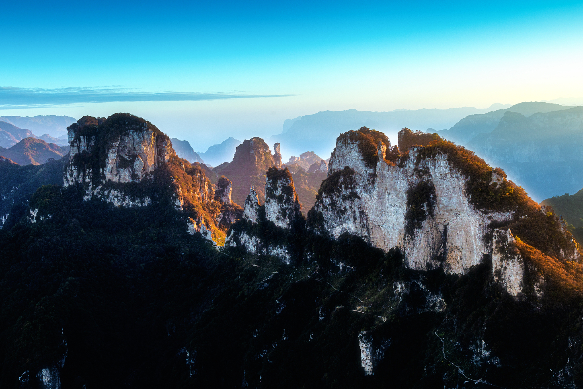帮我写一个html功能如下有一个文本输入框还有一个下拉选项框拉下选项框有大驼峰写法小驼峰写法蛇形写法连字符写法常量名全大写全小写空格全大写空格全小写空格大驼峰通过选中这些方式将上面的输入款内容进行响应的转换输出