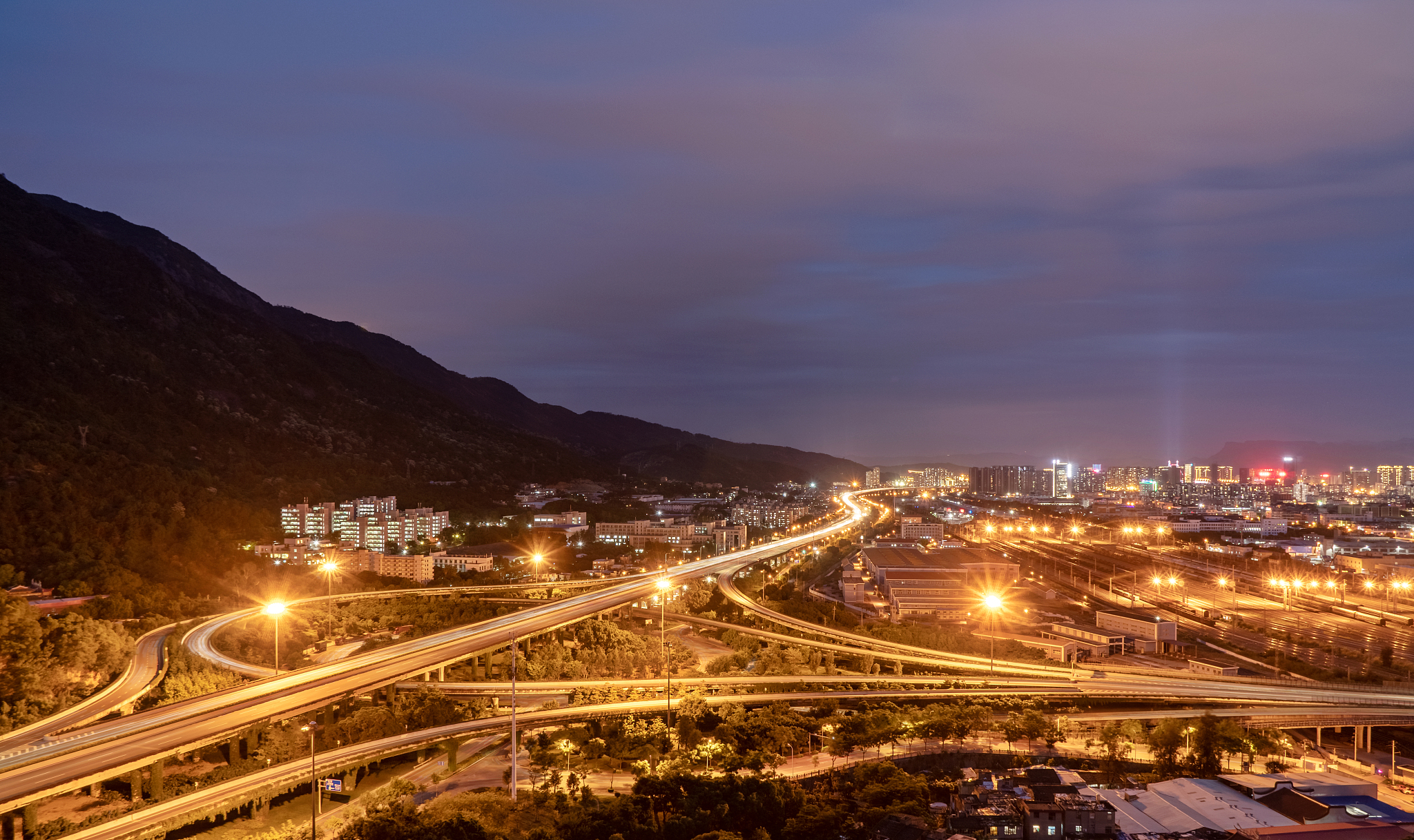 中国福州城市道路交通夜景