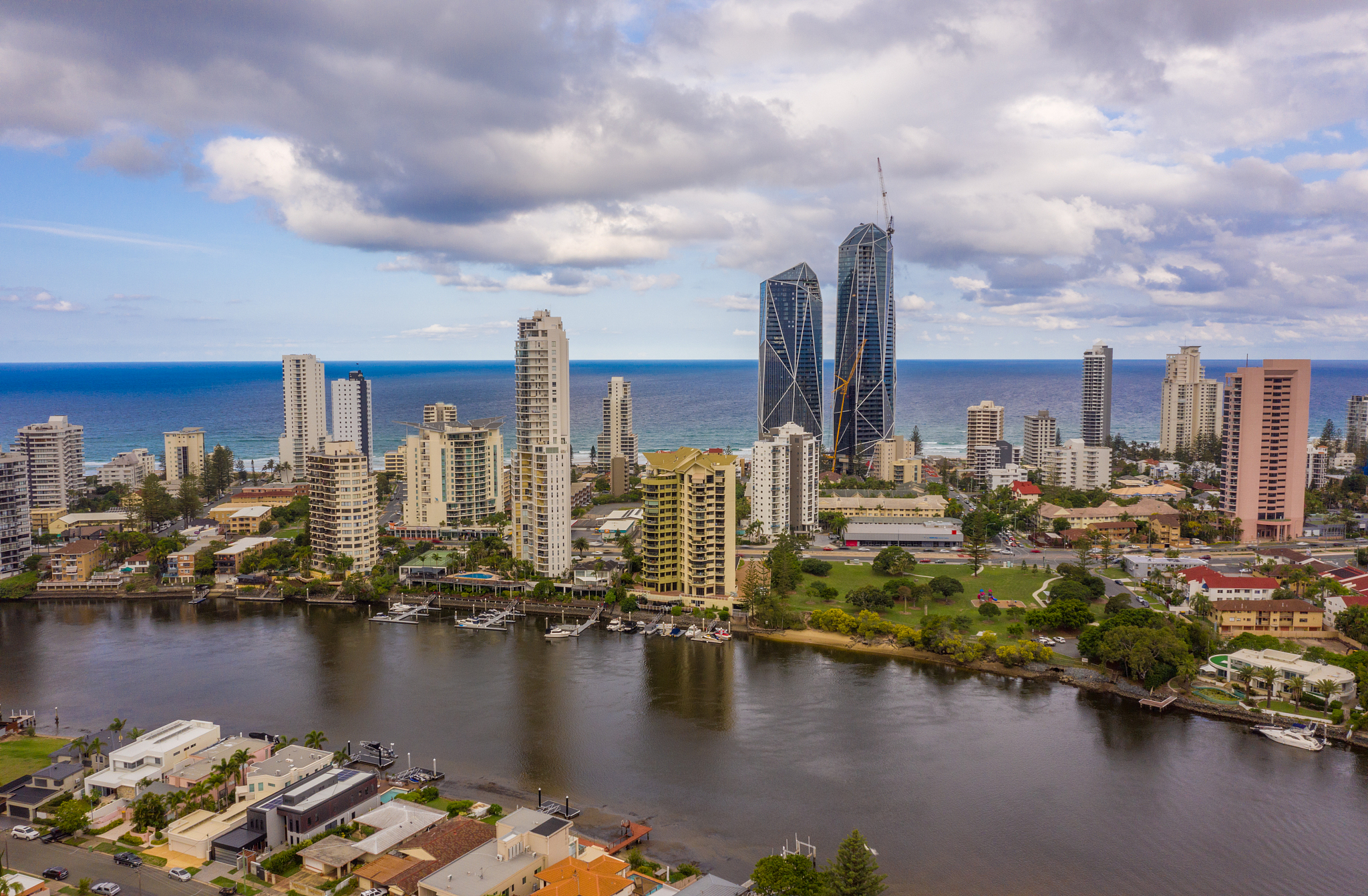 澳洲哪个城市几乎每天都有阳光且不顾很晒还有哪个大学里有湖