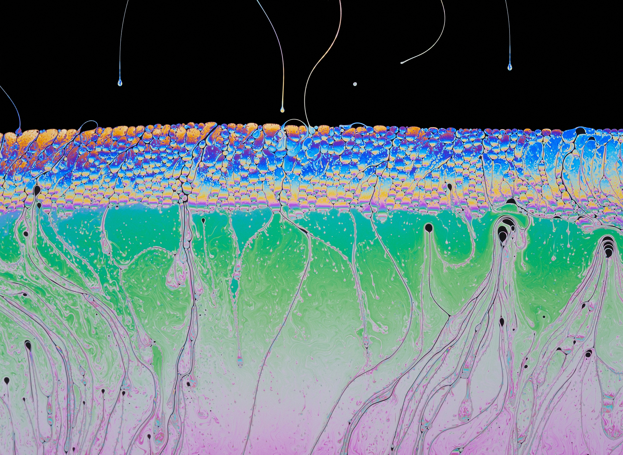 变压器油中流注产生机理研究现状分别从宏观和微观两个角度阐述并注明来源1000字