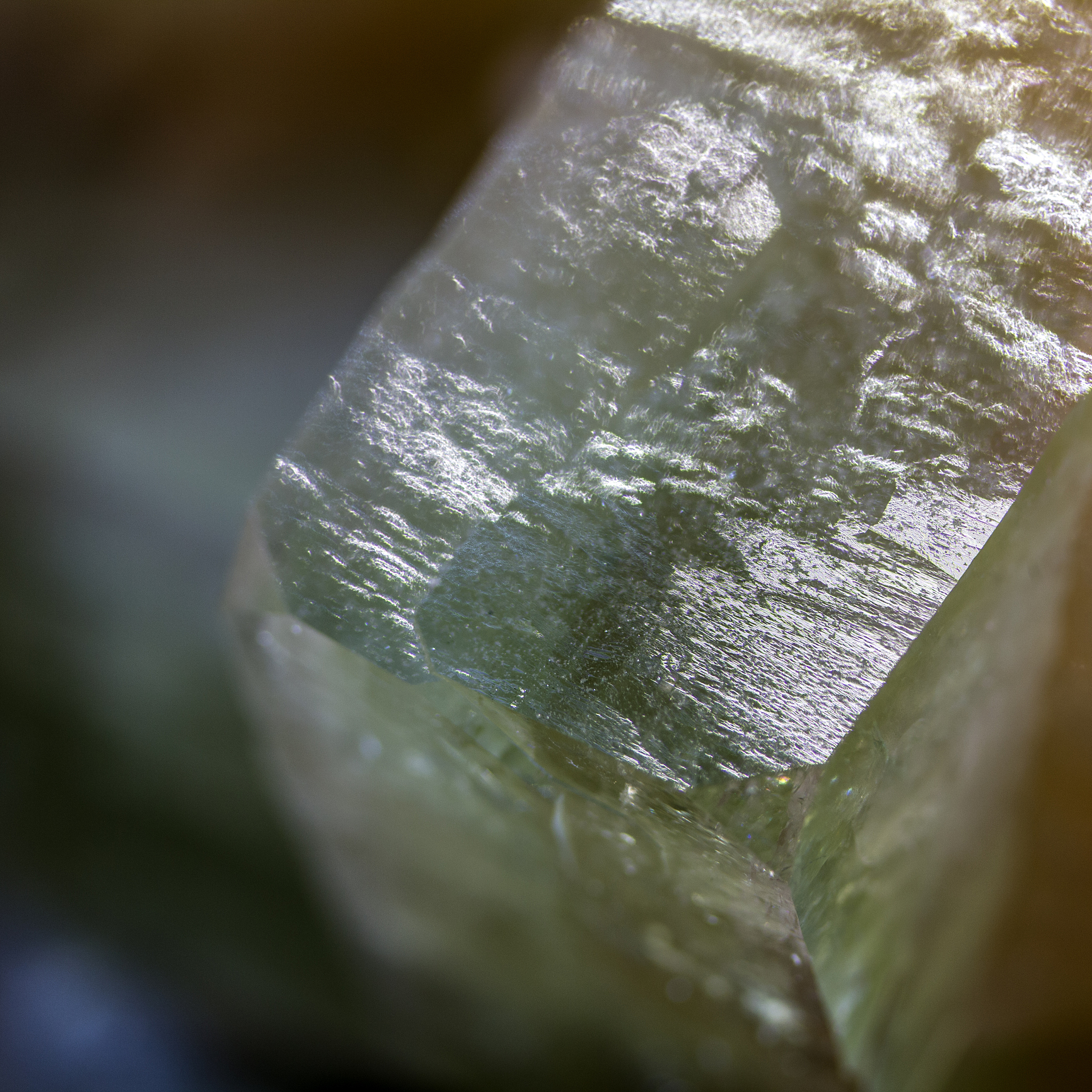 石英静态重结晶特点：形态、颜色、透明度、硬度、密度等