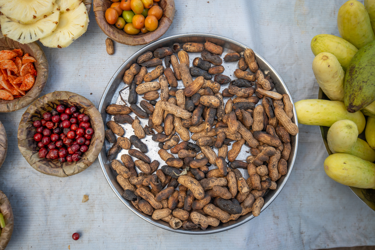 请取将下列药物100克按炒黄要求炮制加工成合适的程度药物：山楂、白芥子、槟榔片、花椒、麦芽、莱腋子、王不留行。王不留行、麦芽为必选的药物其余药物任意选三个并写出理论知识炮制目的操作方法和注意事项