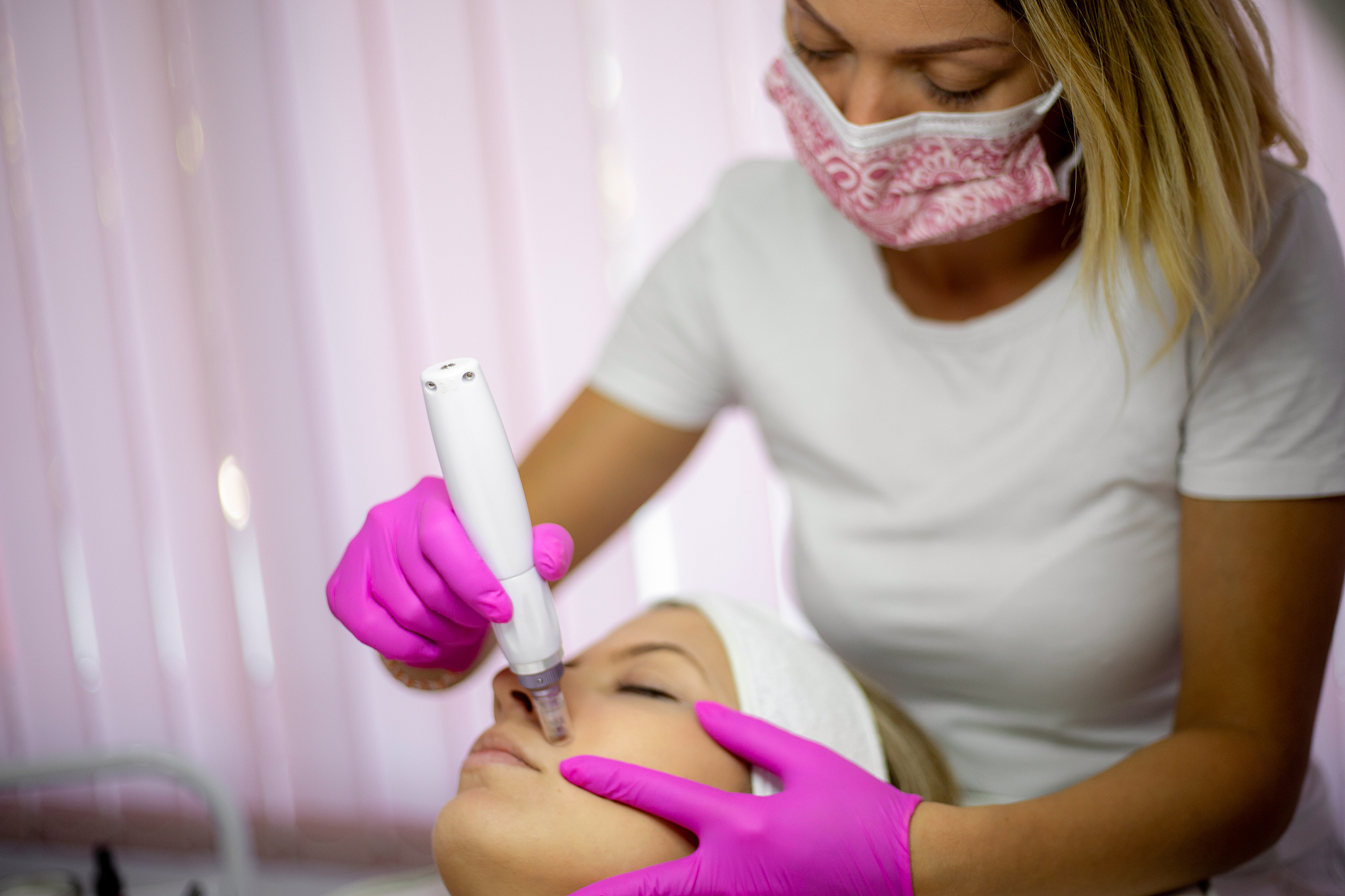 facial treatment with dermapen in the beauty salon