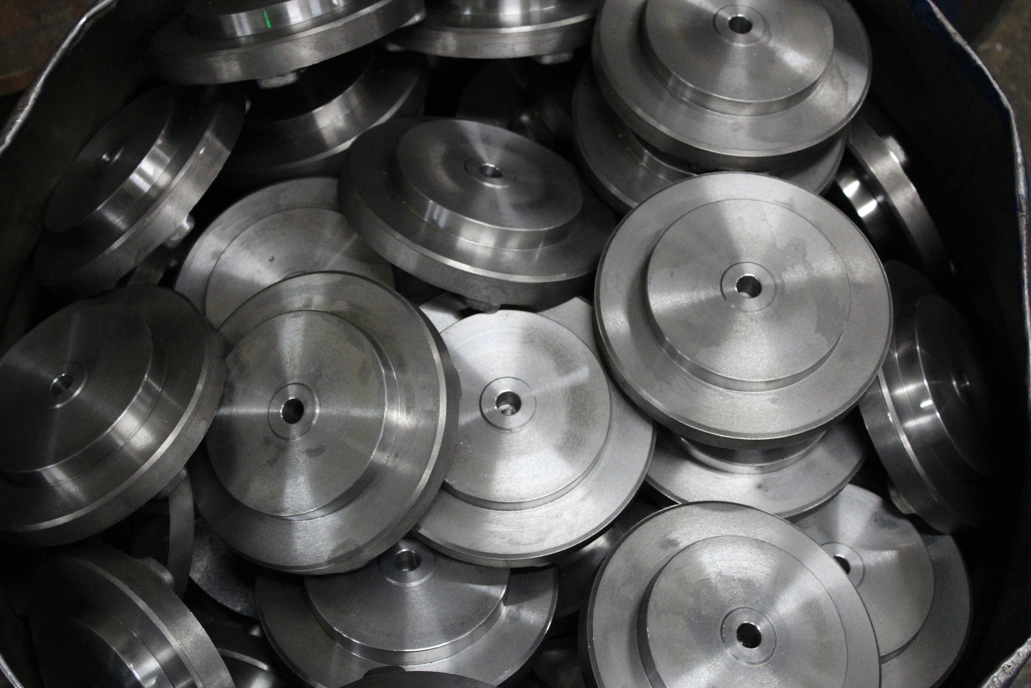 有一个YouTube视频内容是展示铝型材的圆形冲孔生产过程。请帮忙写一个原创说明